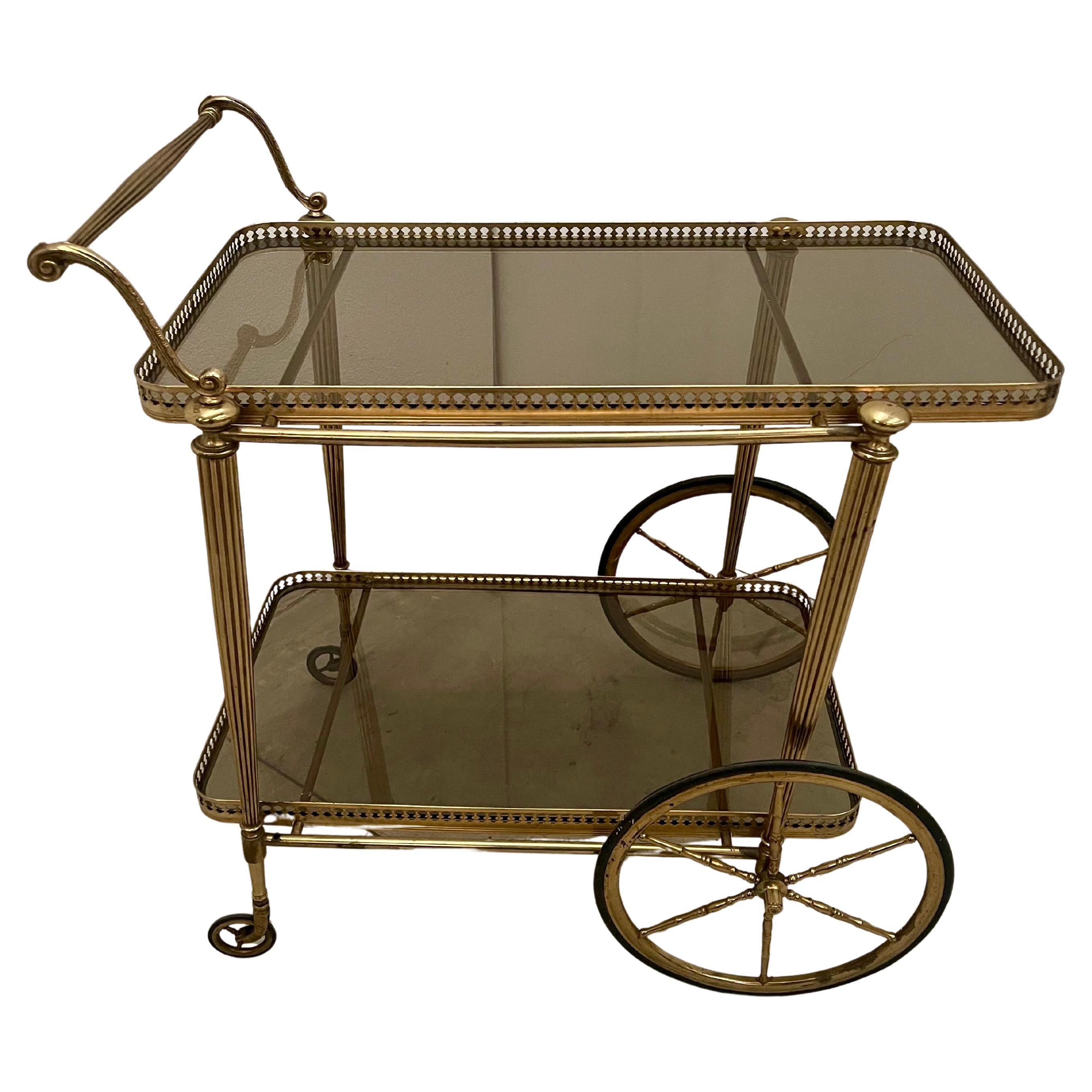 Carrello bar italiano in ottone e vetro del 1950 in vendita
