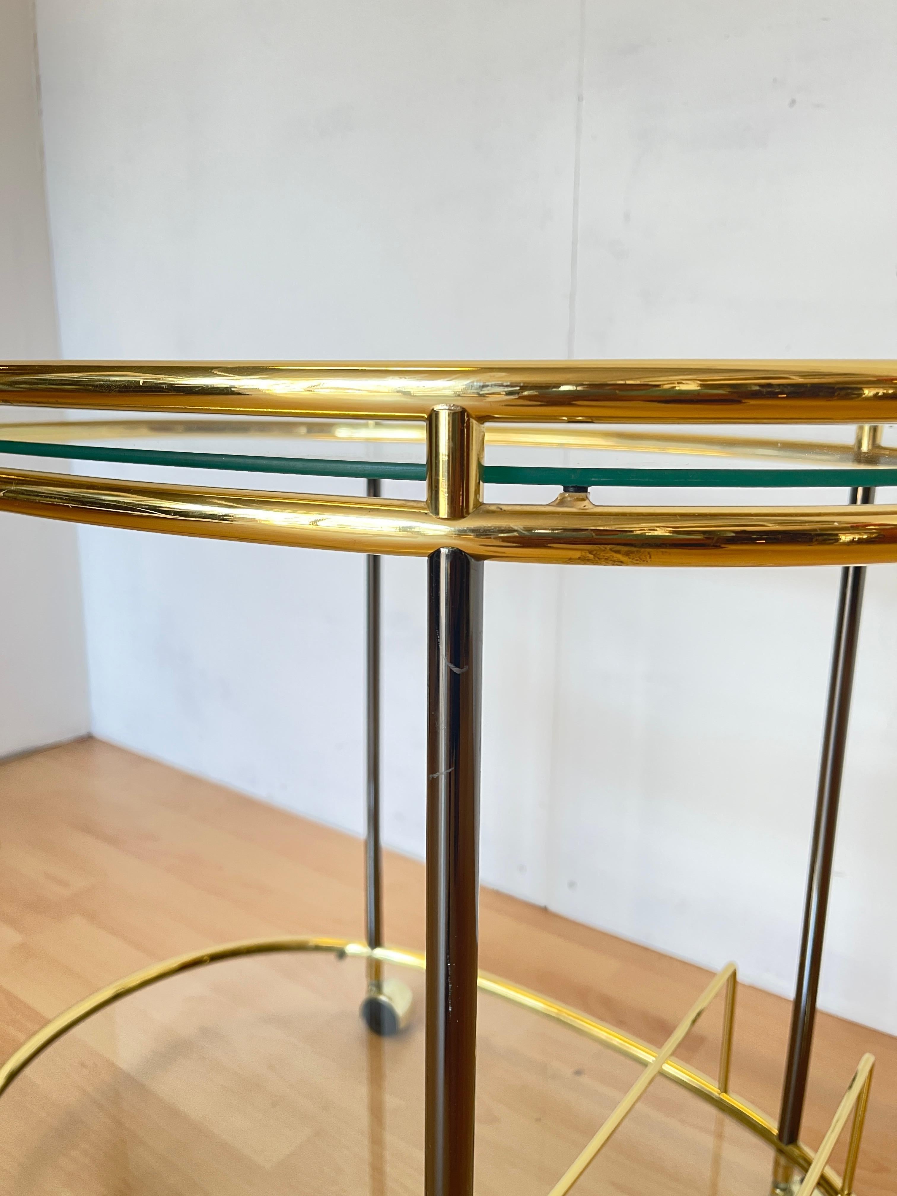Mid-Century Modern Chariot de bar en laiton et verre du milieu du siècle, 1970 en vente