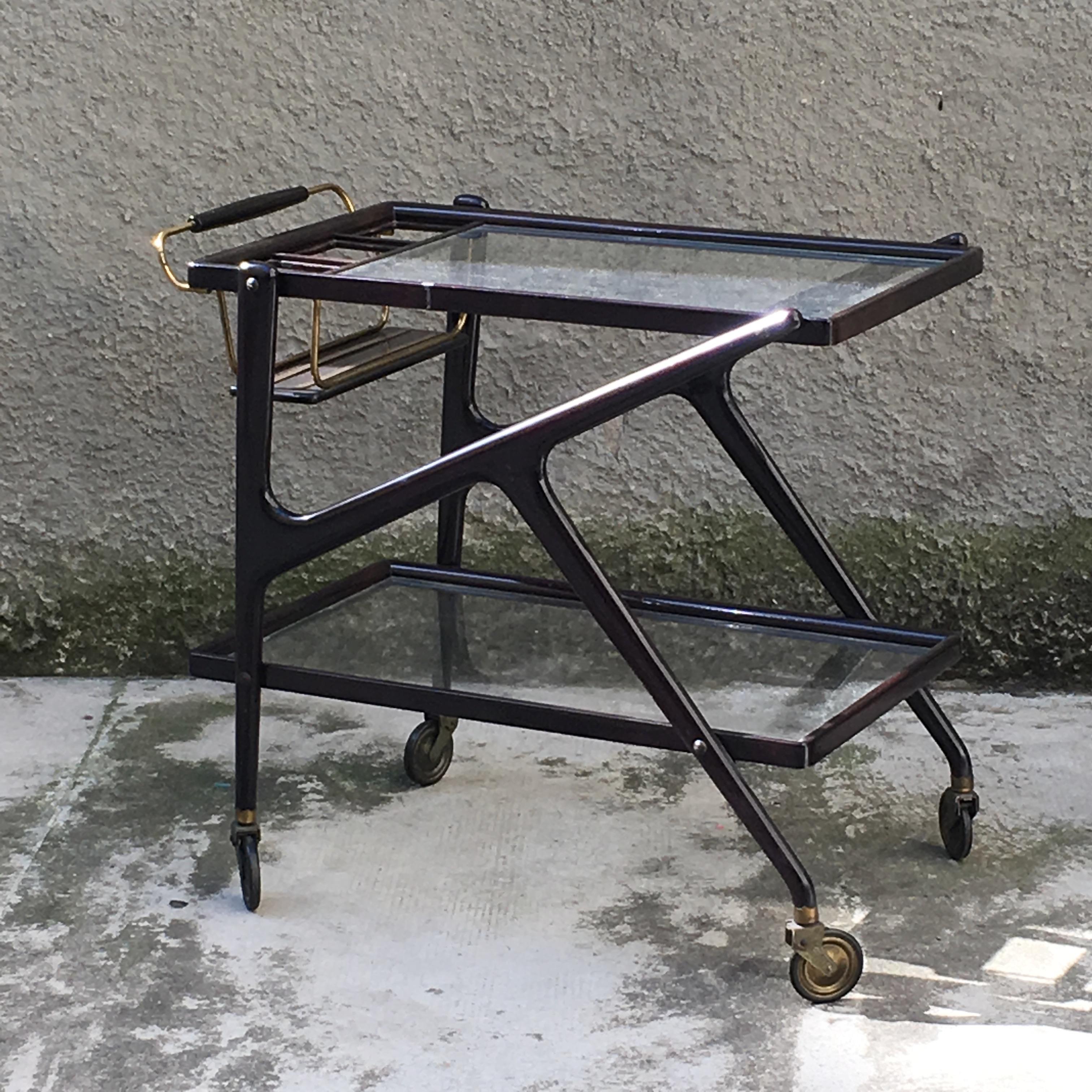 Eleganter Barwagen im Stil der italienischen Moderne, hergestellt in den 1950er Jahren, der dem Designer Cesare Lacca zugeschrieben wird. Der aus massivem Mahagoni geschnitzte Rahmen hat ein raffiniertes Z-Profil, das der Form Leichtigkeit und