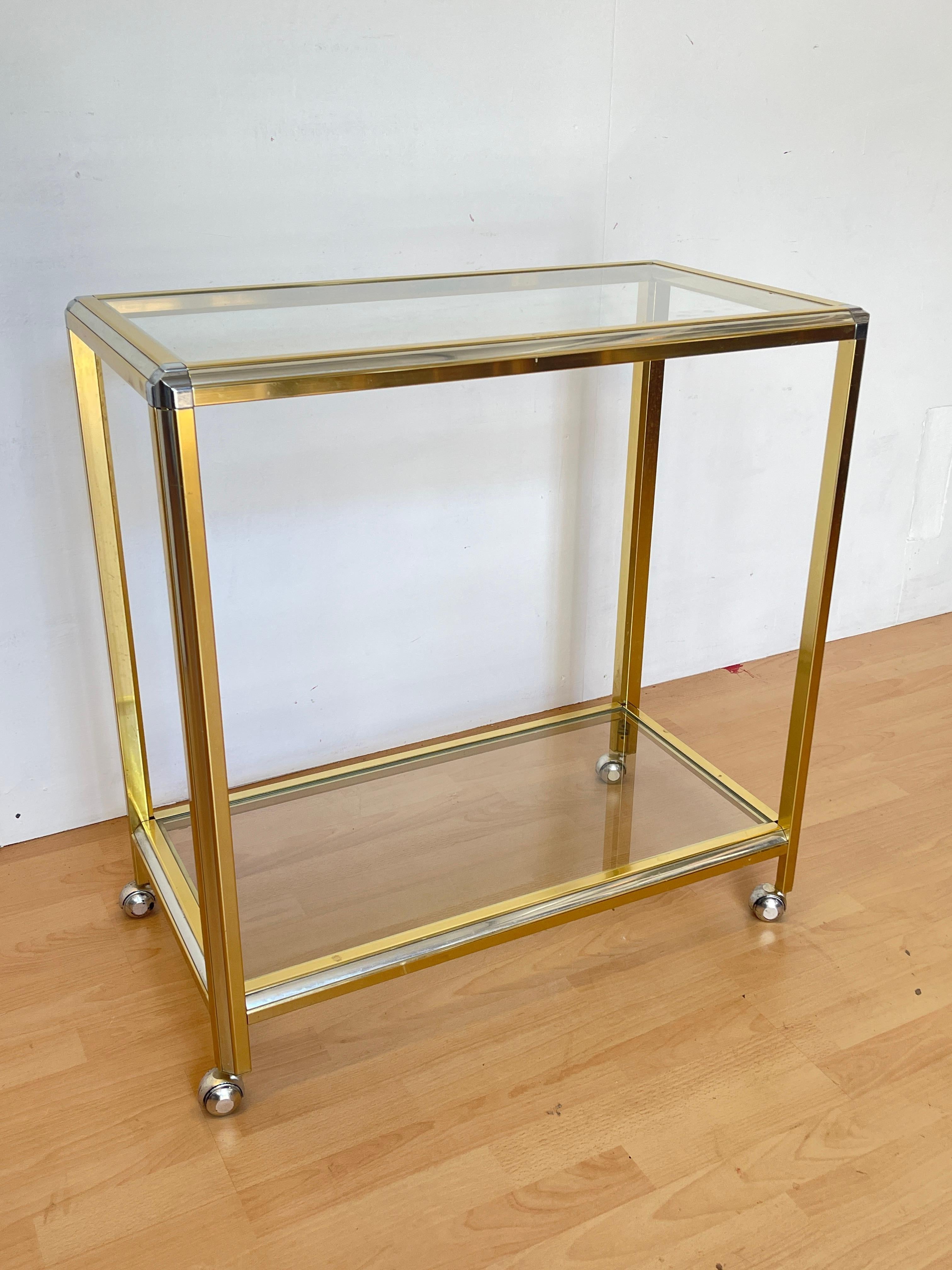 Chariot de bar moderne en laiton et verre - 1970 Hollywood Regency Style en vente 3