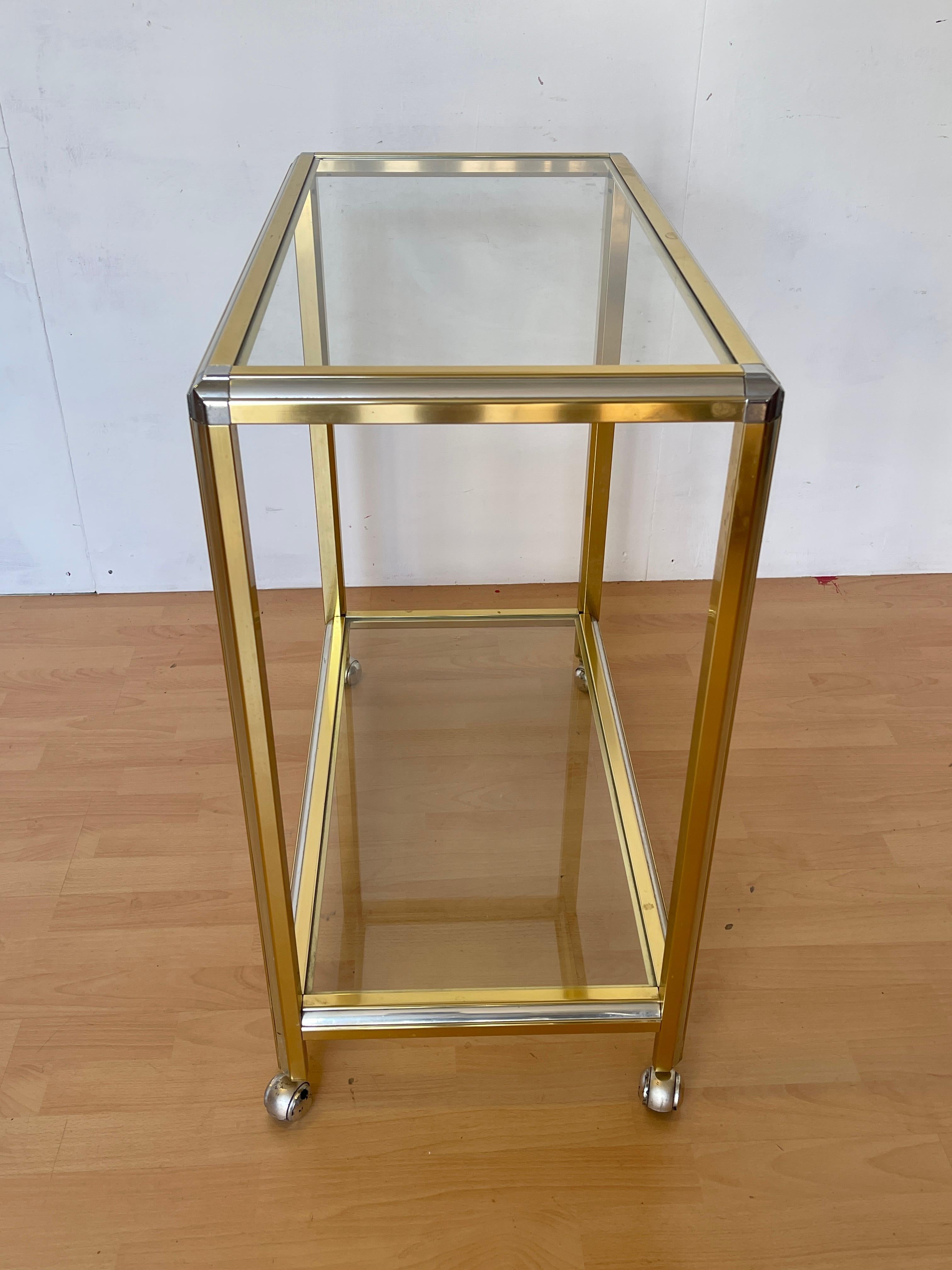 Chariot de bar moderne en laiton et verre - 1970 Hollywood Regency Style en vente 4