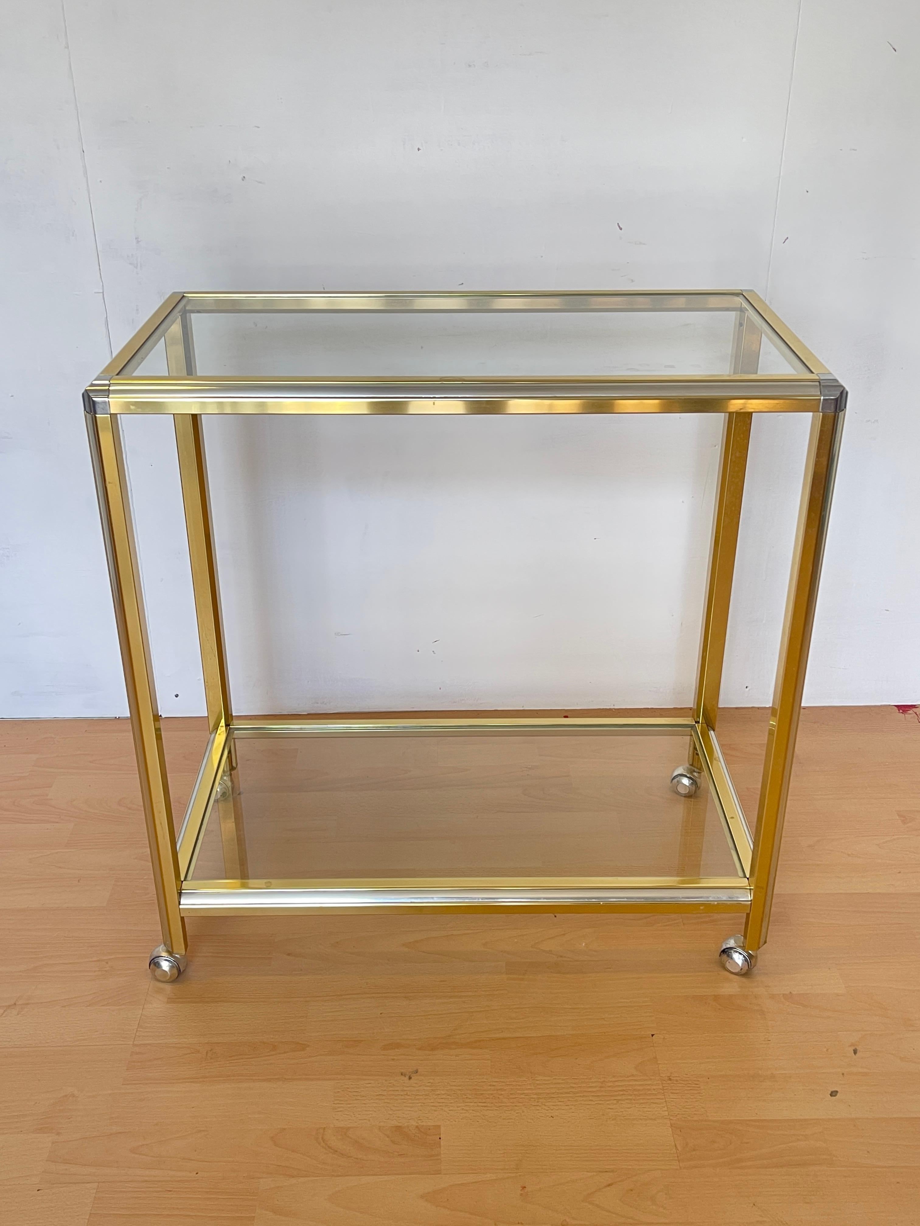 Italian Chariot de bar moderne en laiton et verre - 1970 Hollywood Regency Style en vente