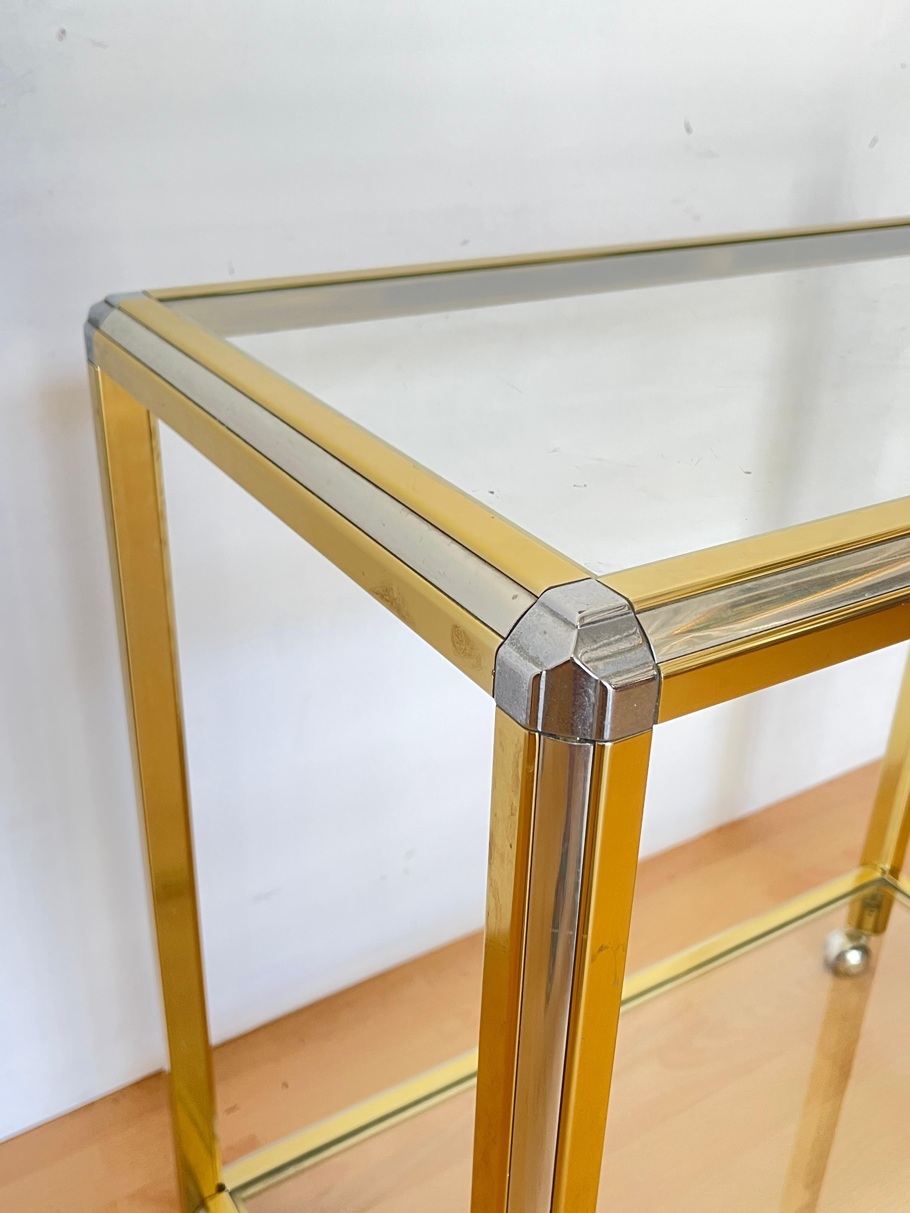 Laiton Chariot de bar moderne en laiton et verre - 1970 Hollywood Regency Style en vente