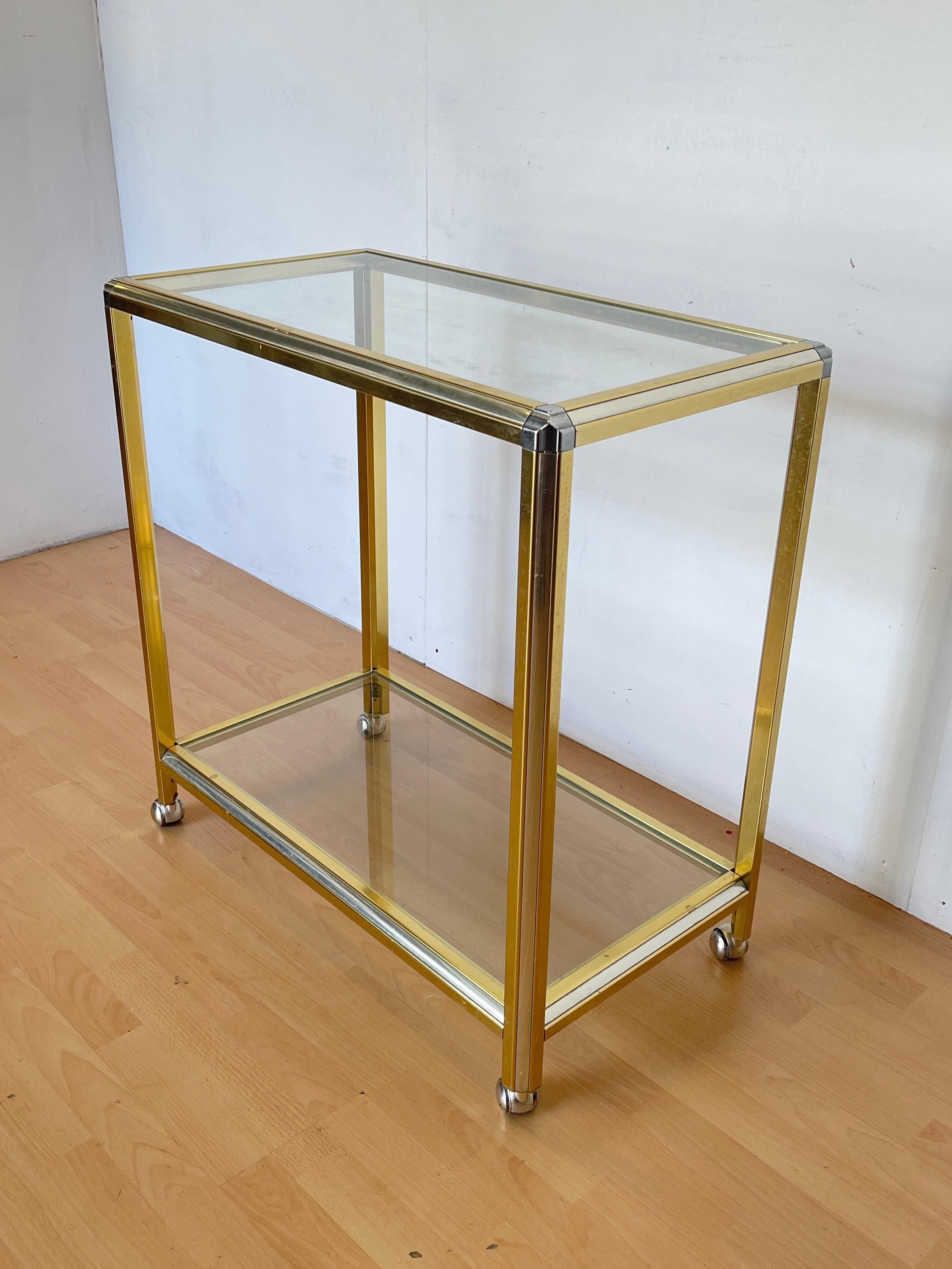 Chariot de bar moderne en laiton et verre - 1970 Hollywood Regency Style en vente 1