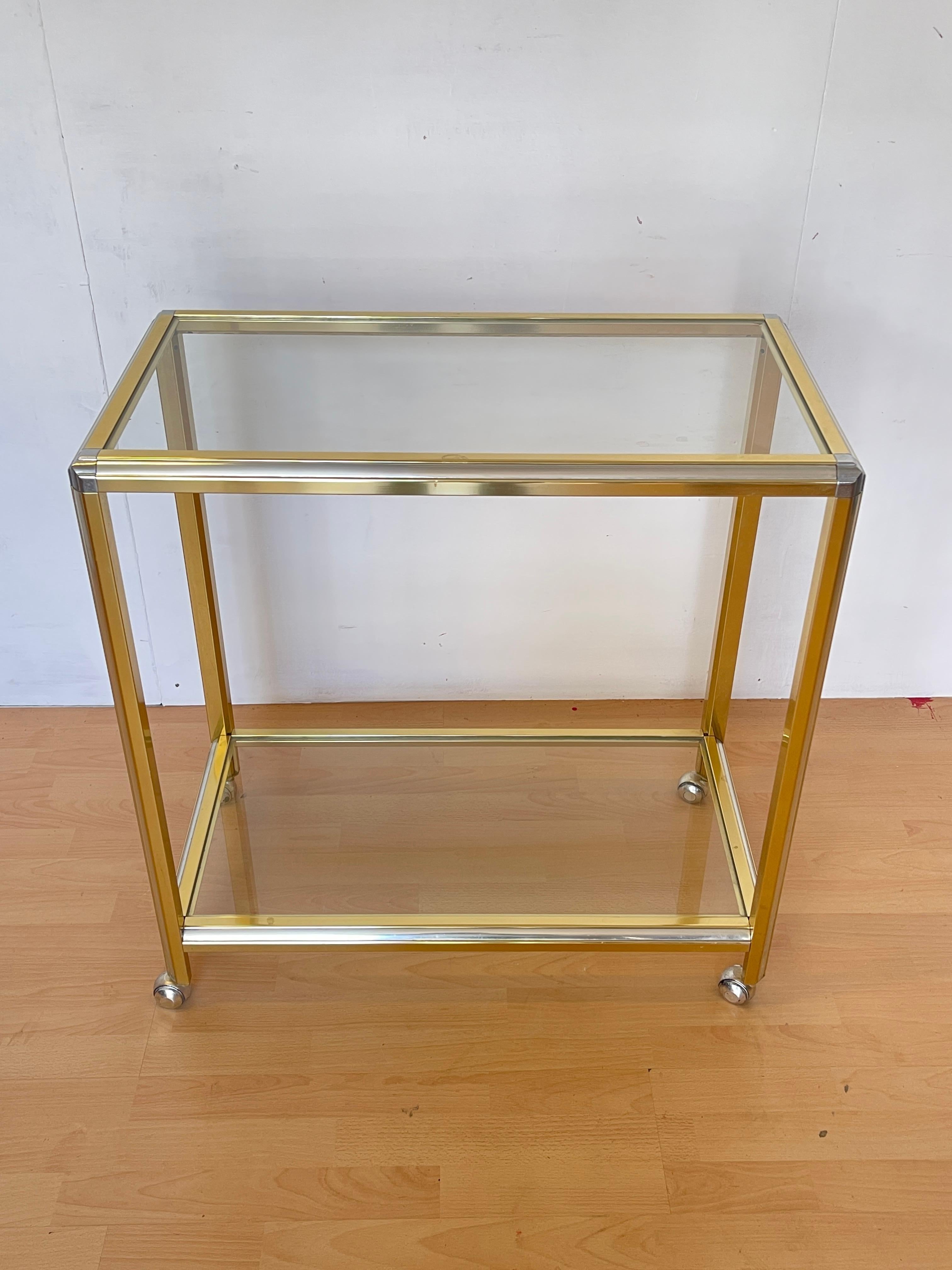 Chariot de bar moderne en laiton et verre - 1970 Hollywood Regency Style en vente 2