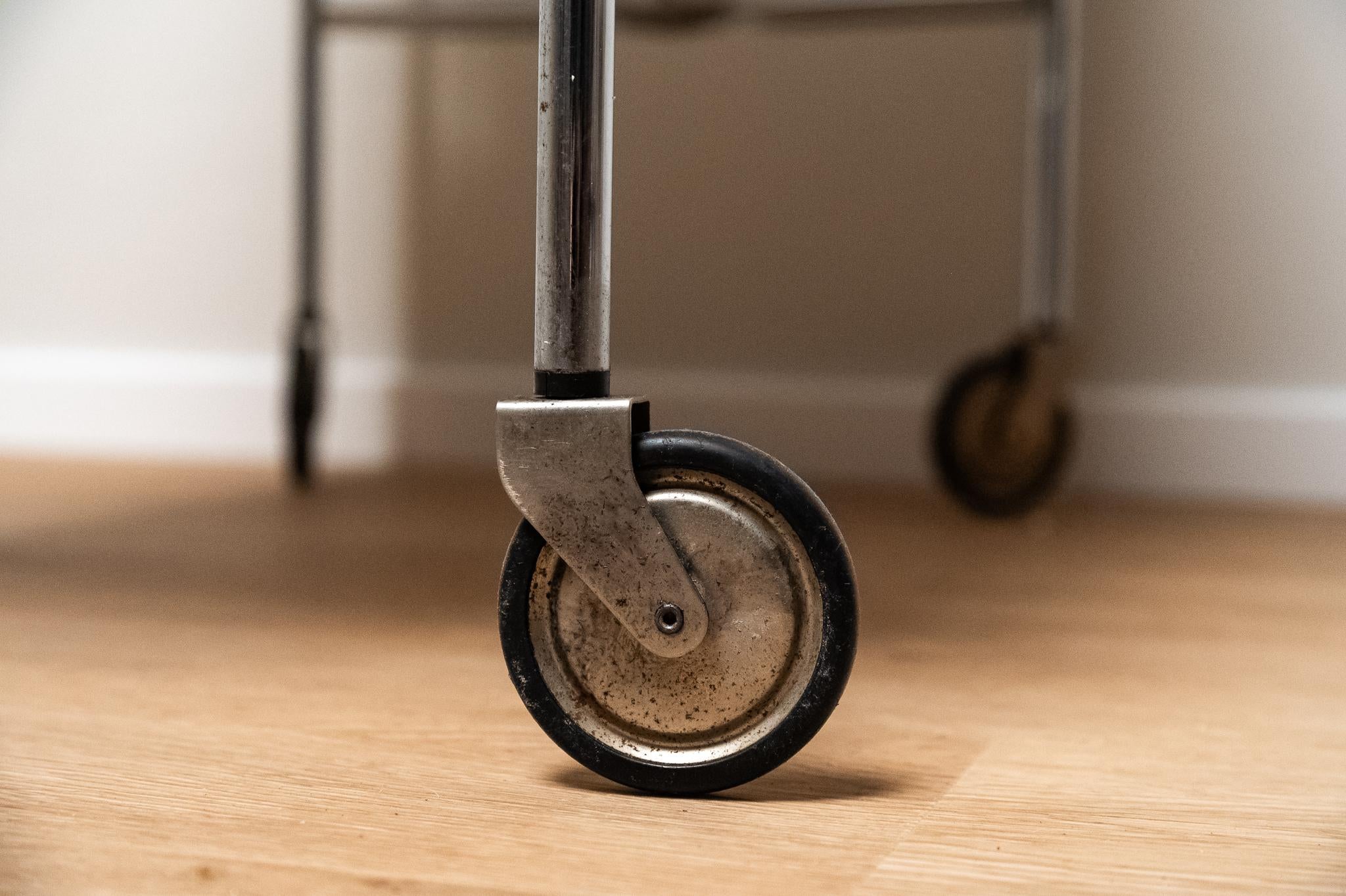 Chariot de bar ou de cuisine en plastique et métal chromé, 1970 Bon état - En vente à Bastia Umbra, IT