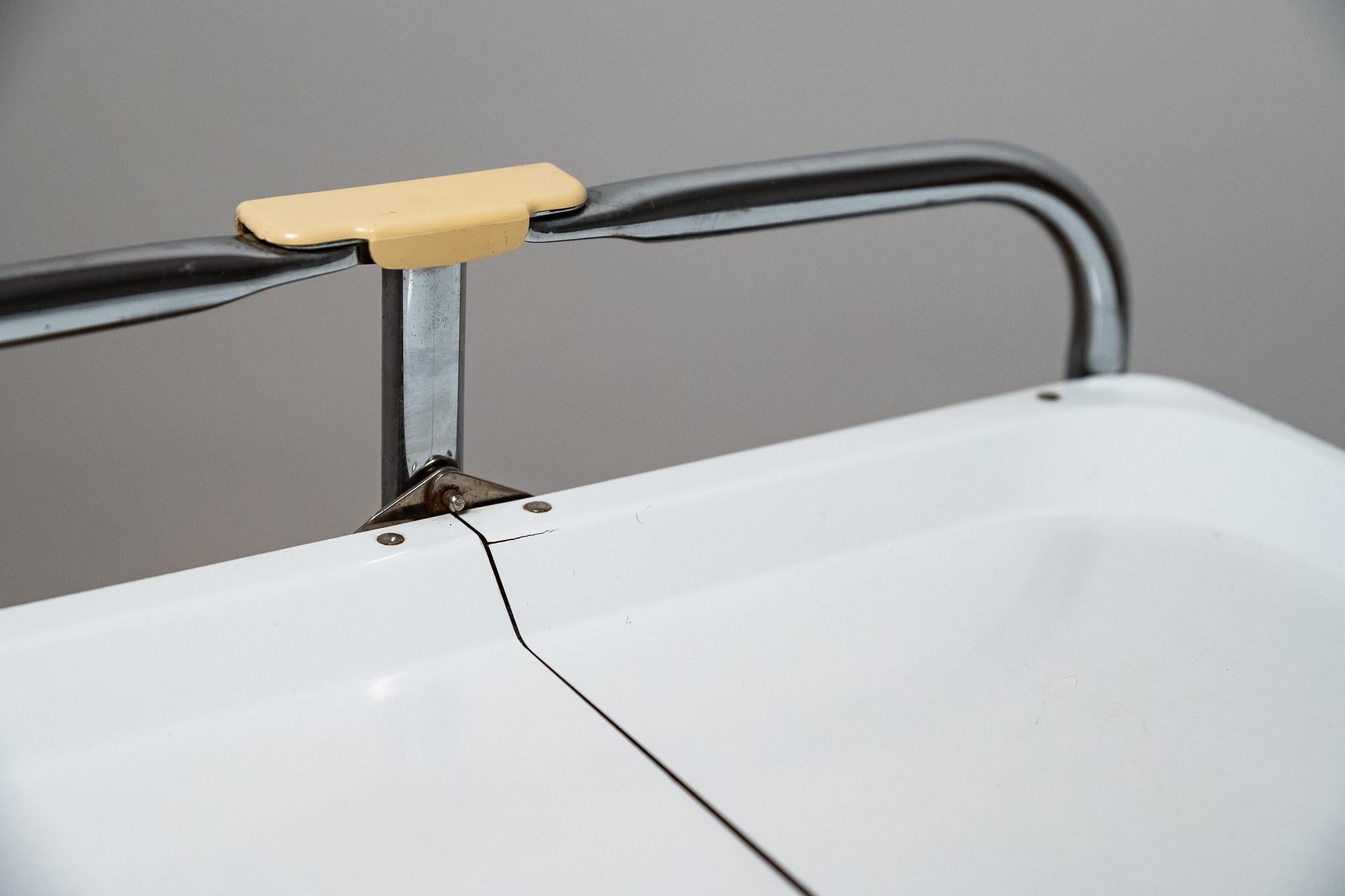 Métal Chariot de bar ou de cuisine en plastique et métal chromé, 1970 en vente