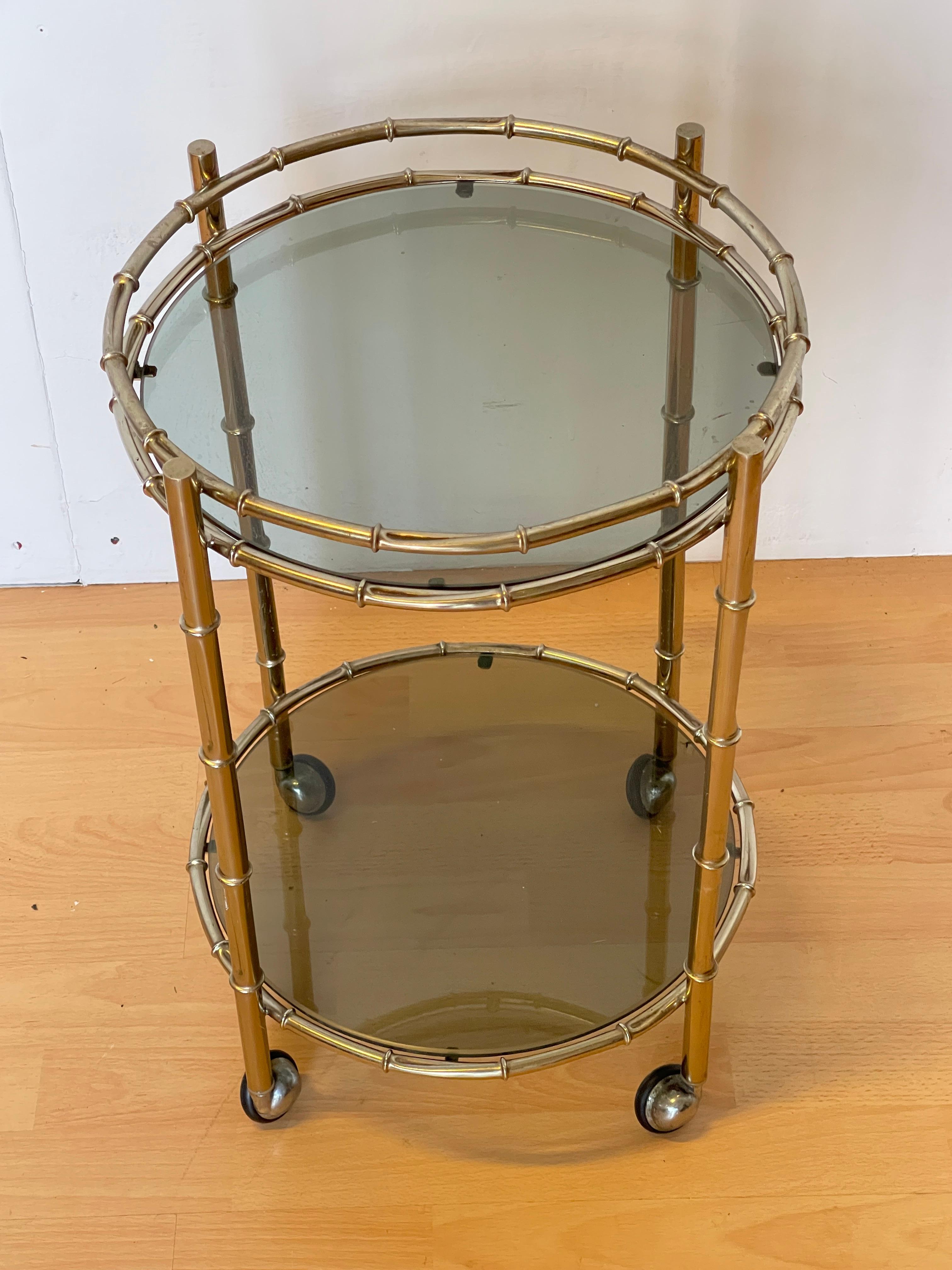 Mid-Century Modern Chariot de bar vintage en métal laitonné et verre fumé, Italie, années 1970 en vente