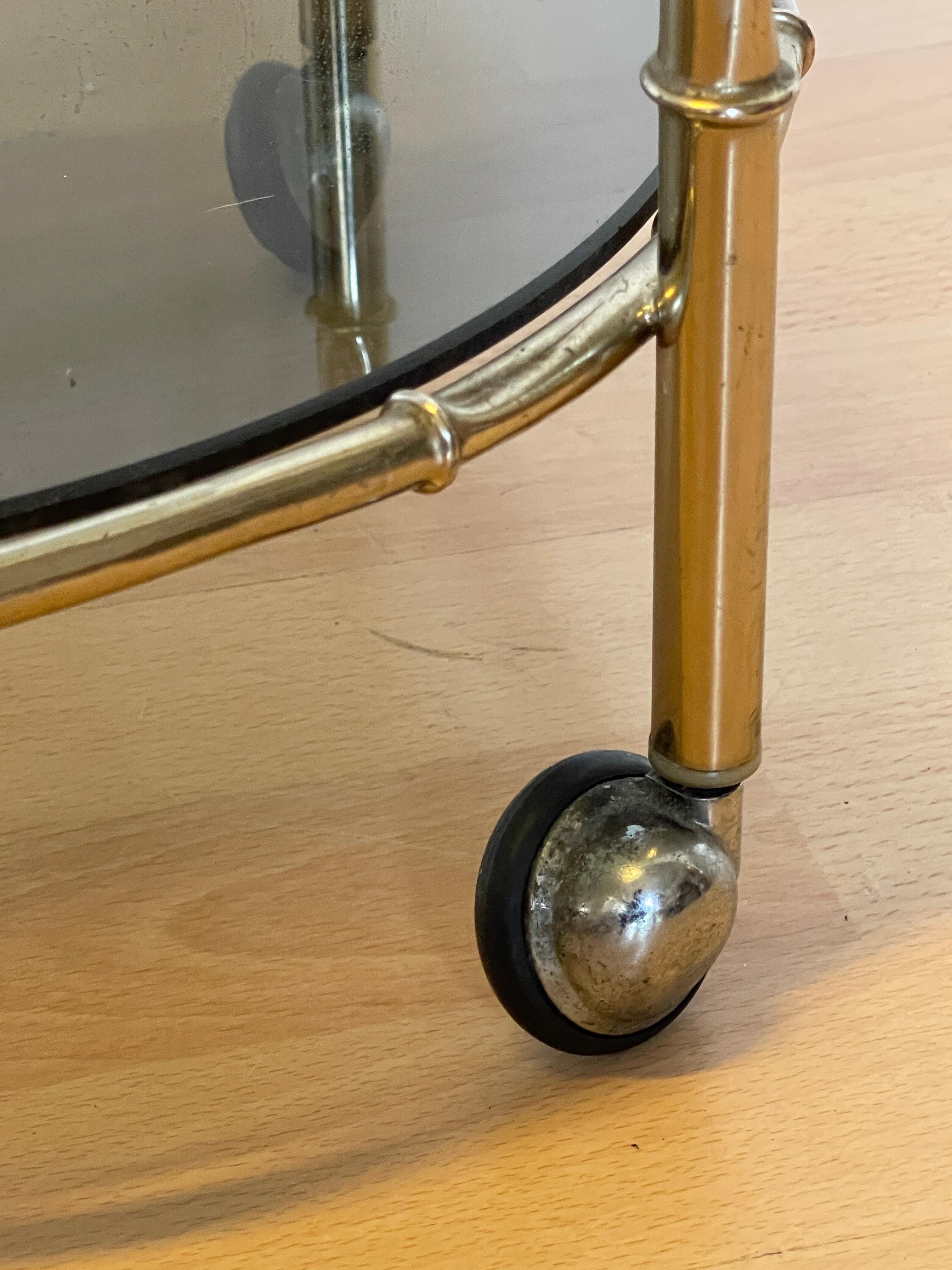 Italian Chariot de bar vintage en métal laitonné et verre fumé, Italie, années 1970 en vente
