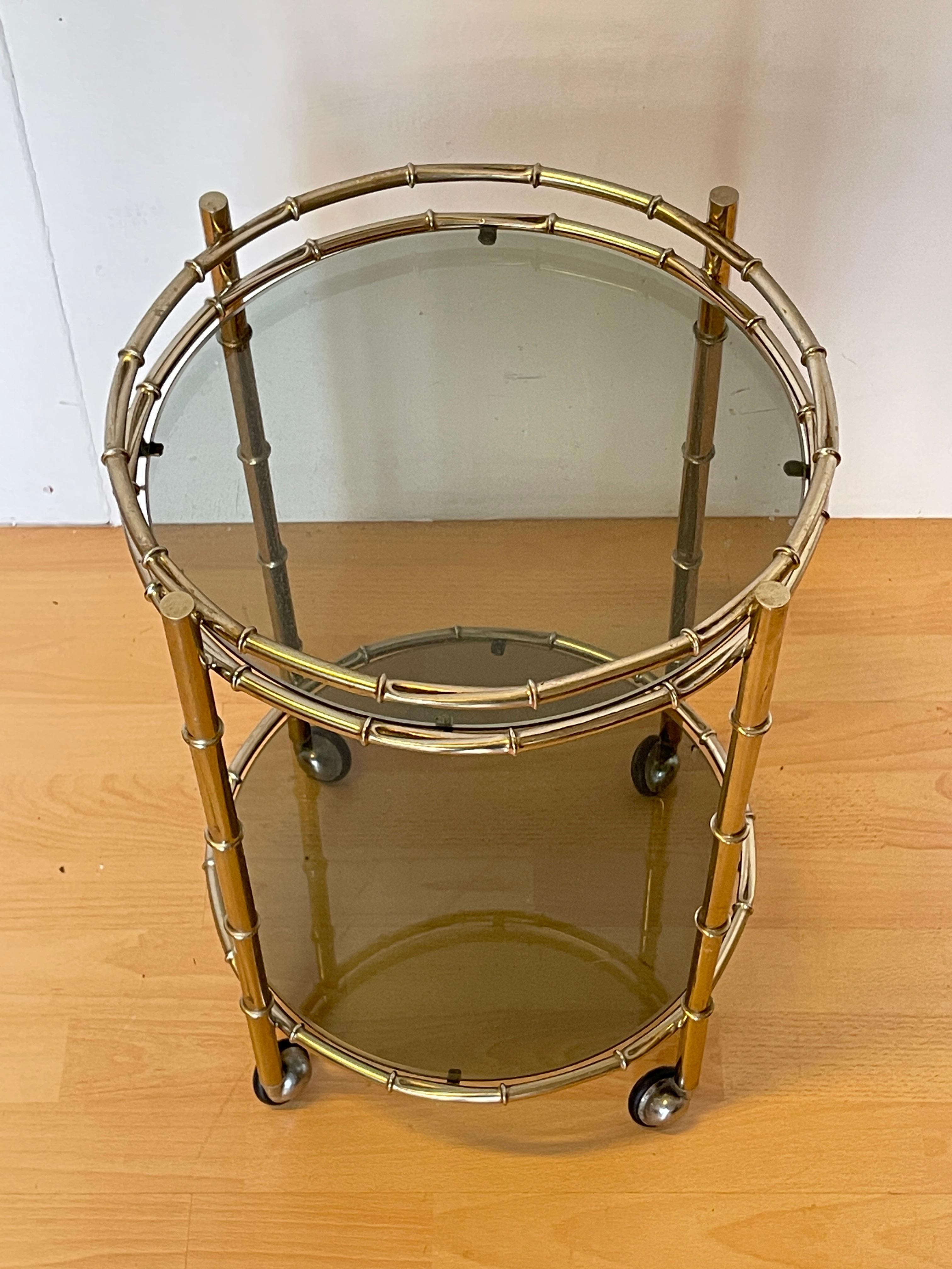 Autre Chariot de bar vintage en métal laitonné et verre fumé, Italie, années 1970 en vente