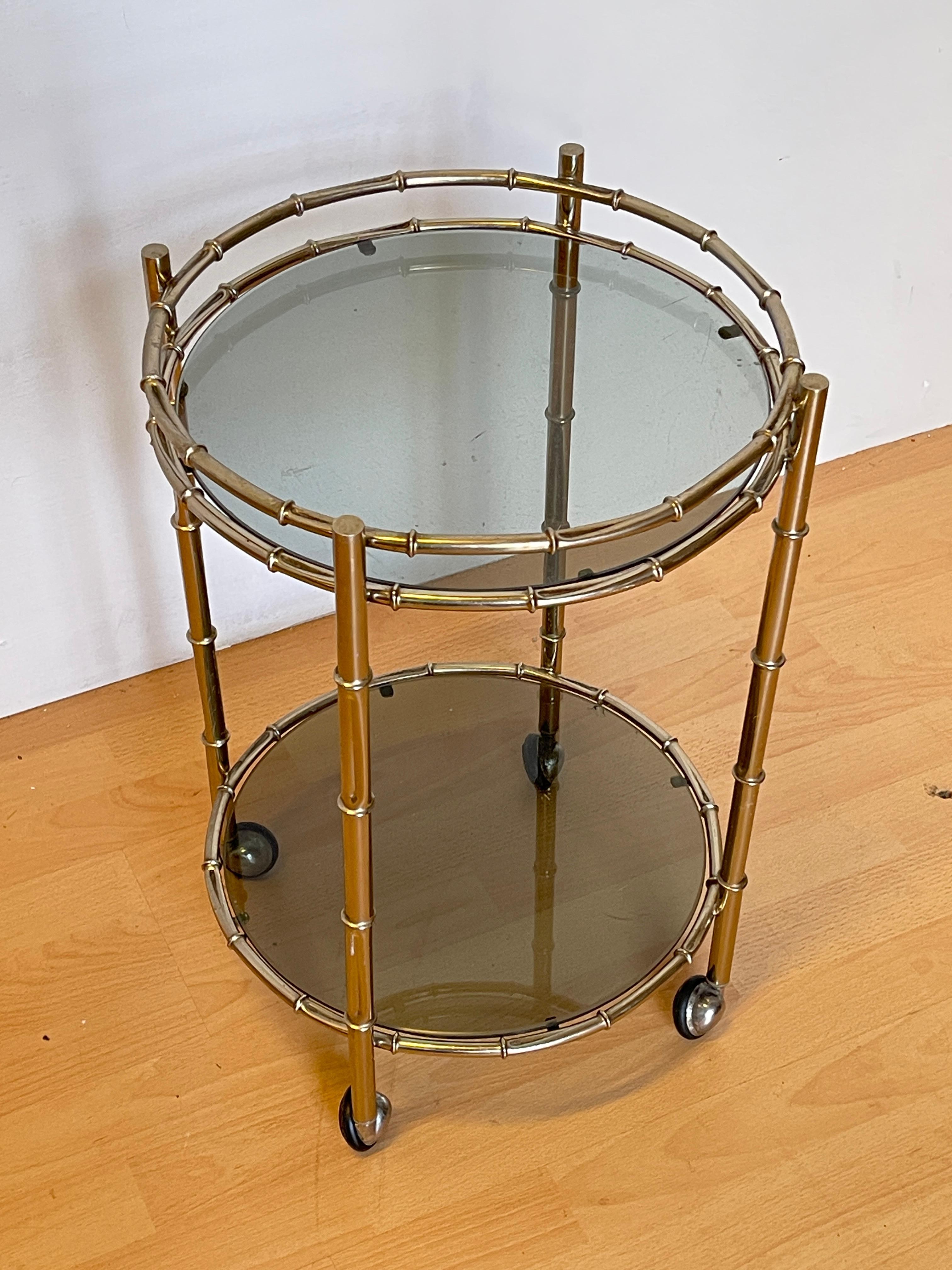 Chariot de bar vintage en métal laitonné et verre fumé, Italie, années 1970 Bon état - En vente à Cantù, IT