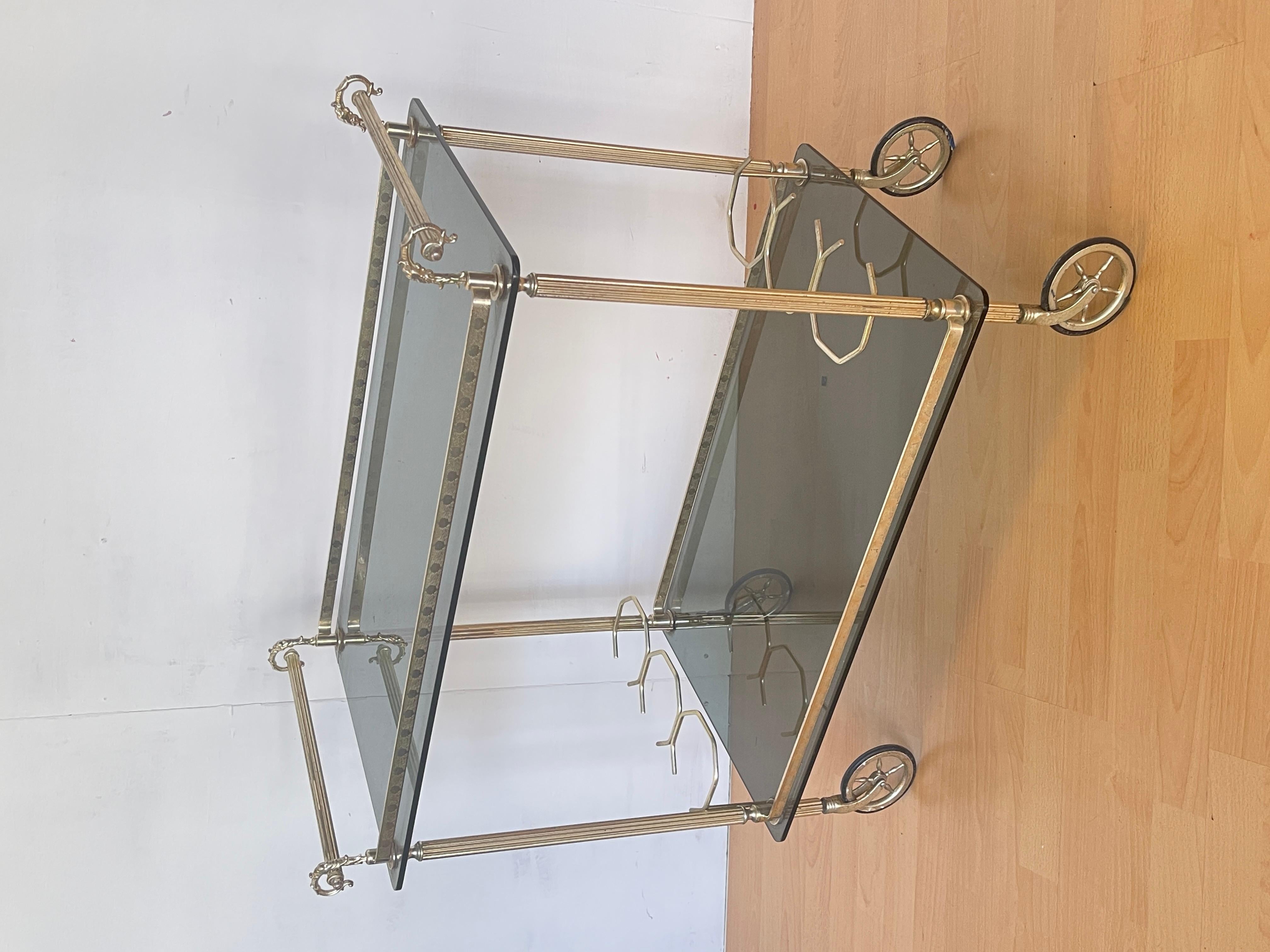 Fait main Chariot de bar vintage en laiton chromé et verre fumé - 