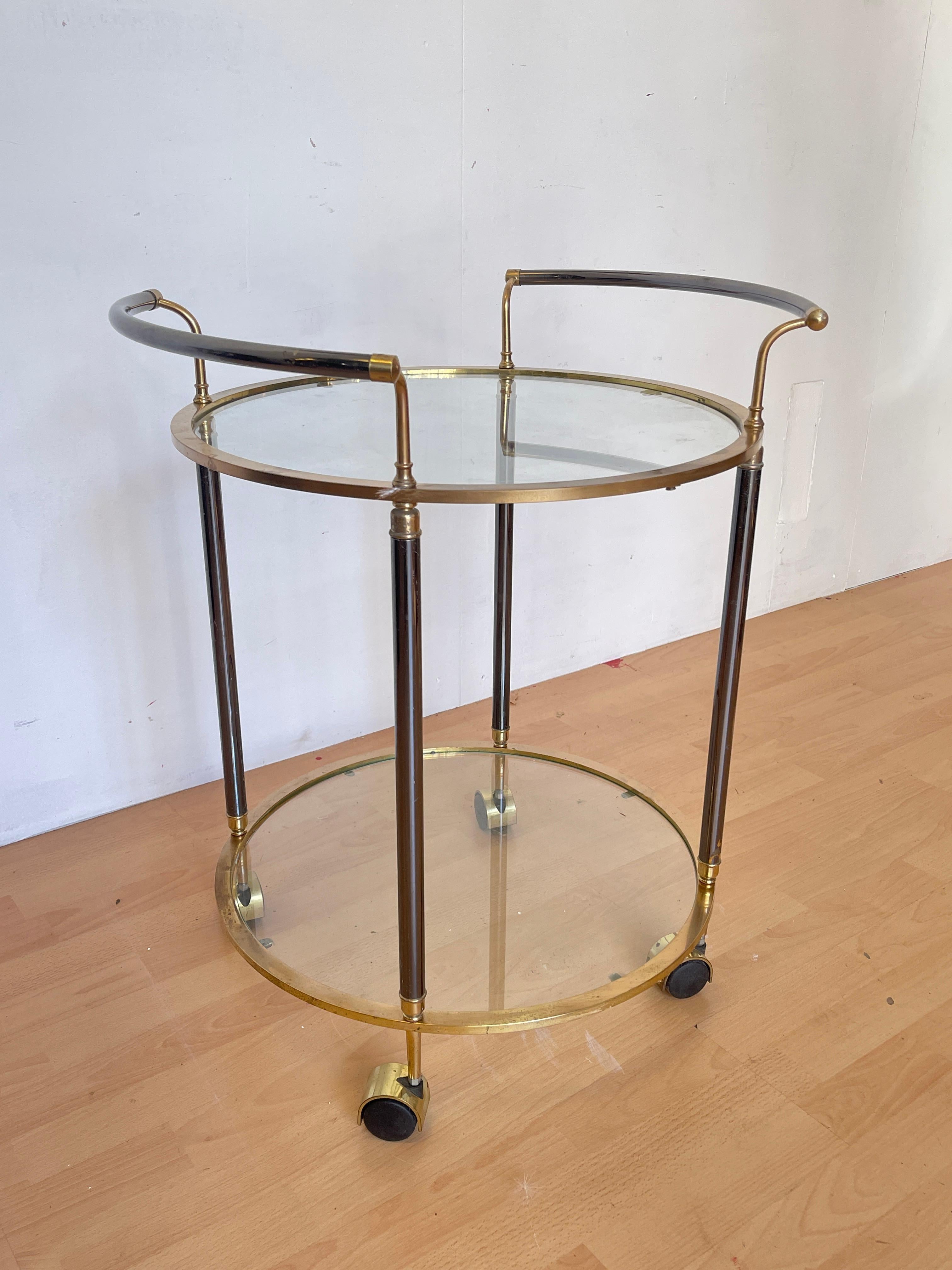 Mid-Century Modern Chariot de bar vintage en laiton et verre - 1960s, Elegant Design en vente