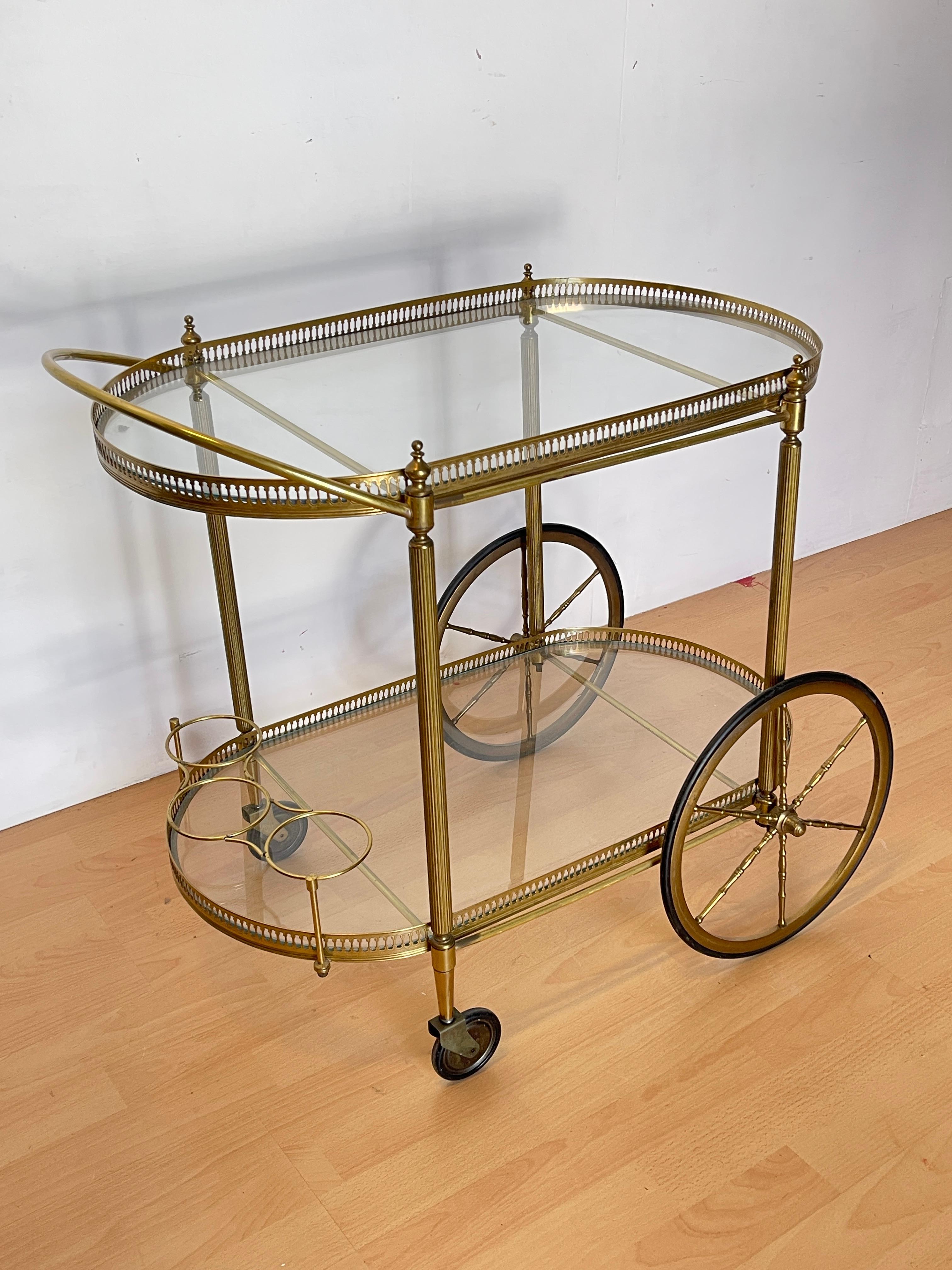 Hollywood Regency Chariot de bar vintage en laiton et verre, années 1960 - 'Golden Elegance en vente