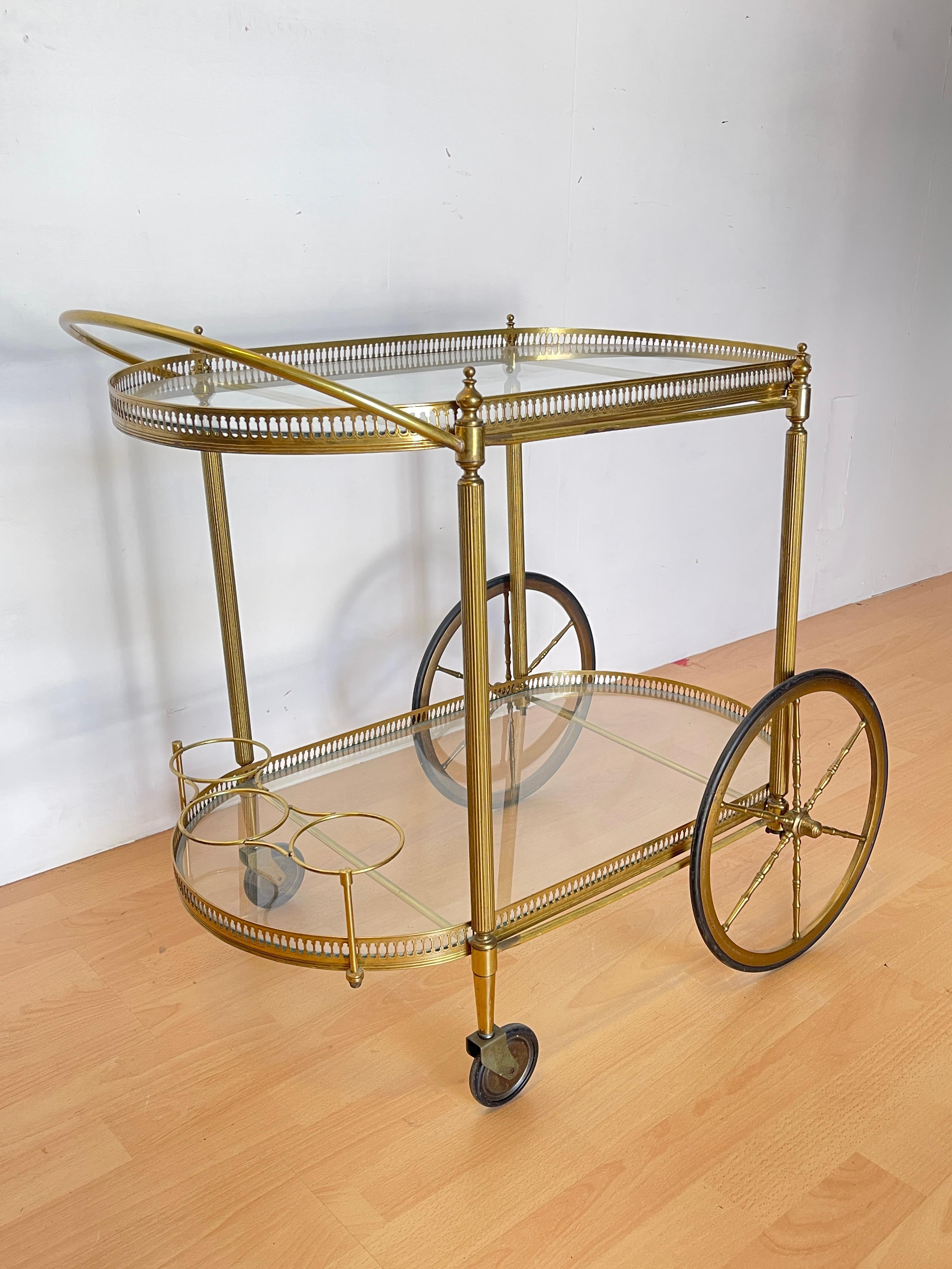 Italian Chariot de bar vintage en laiton et verre, années 1960 - 'Golden Elegance en vente