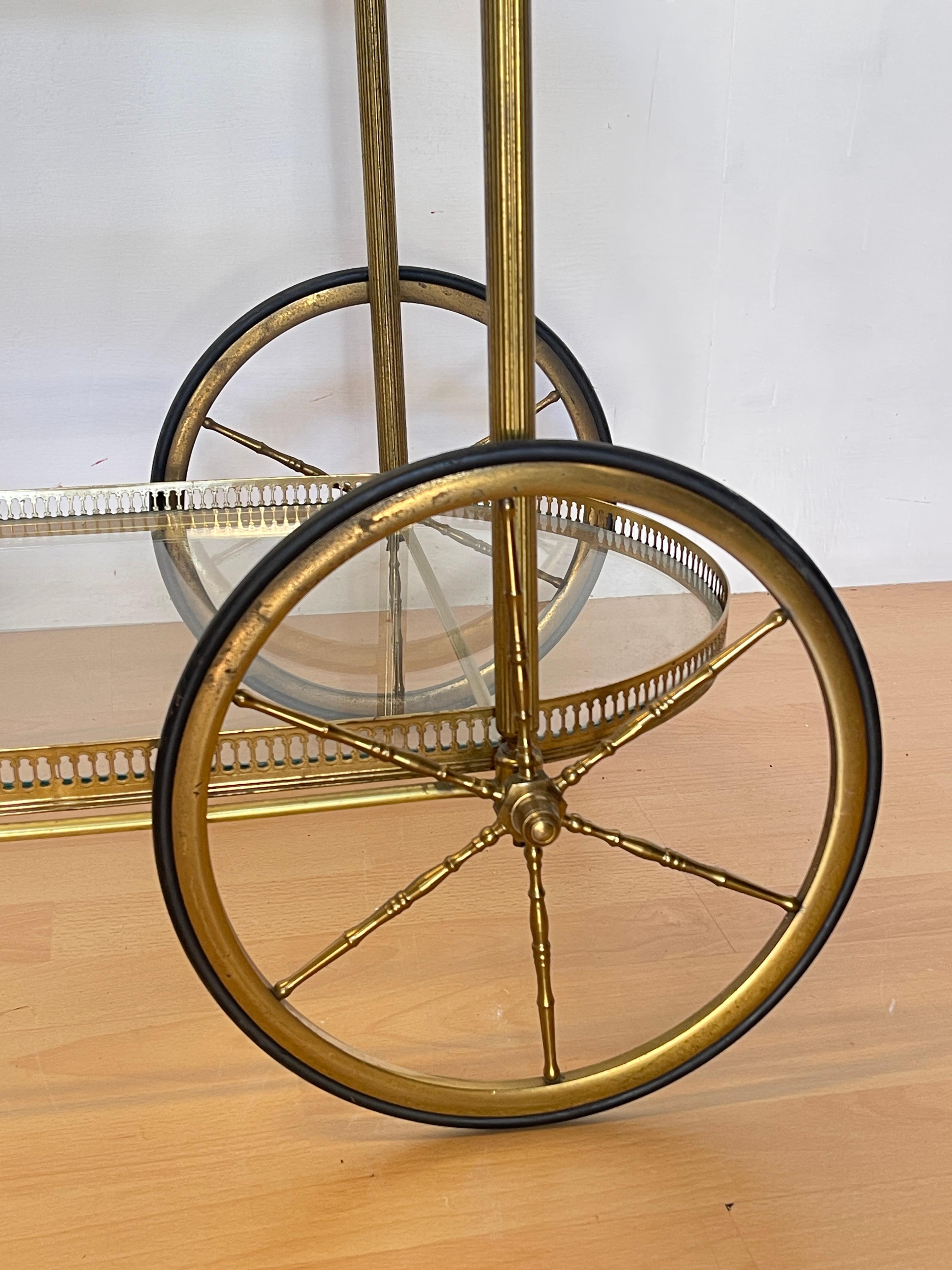 Autre Chariot de bar vintage en laiton et verre, années 1960 - 'Golden Elegance en vente