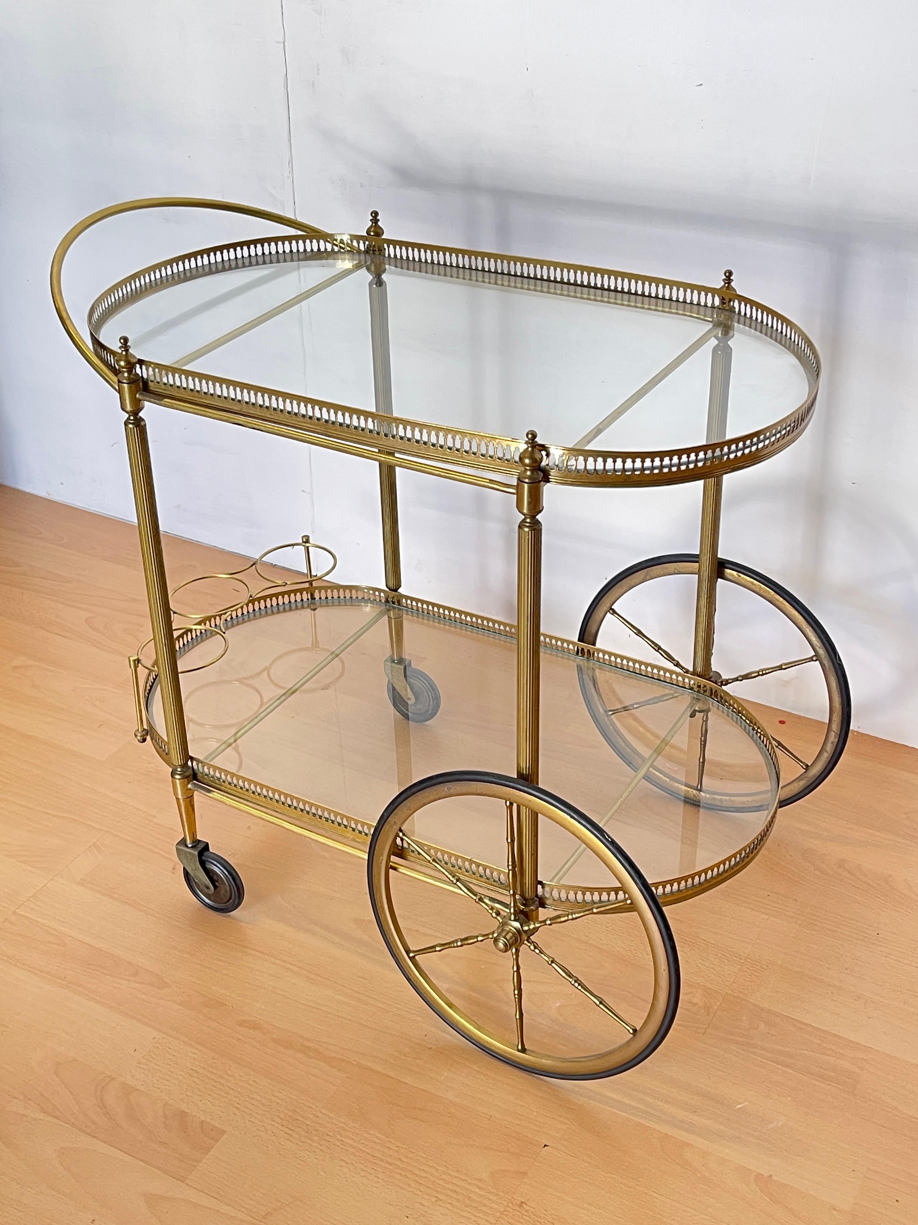 Chariot de bar vintage en laiton et verre, années 1960 - 'Golden Elegance Bon état - En vente à Cantù, IT