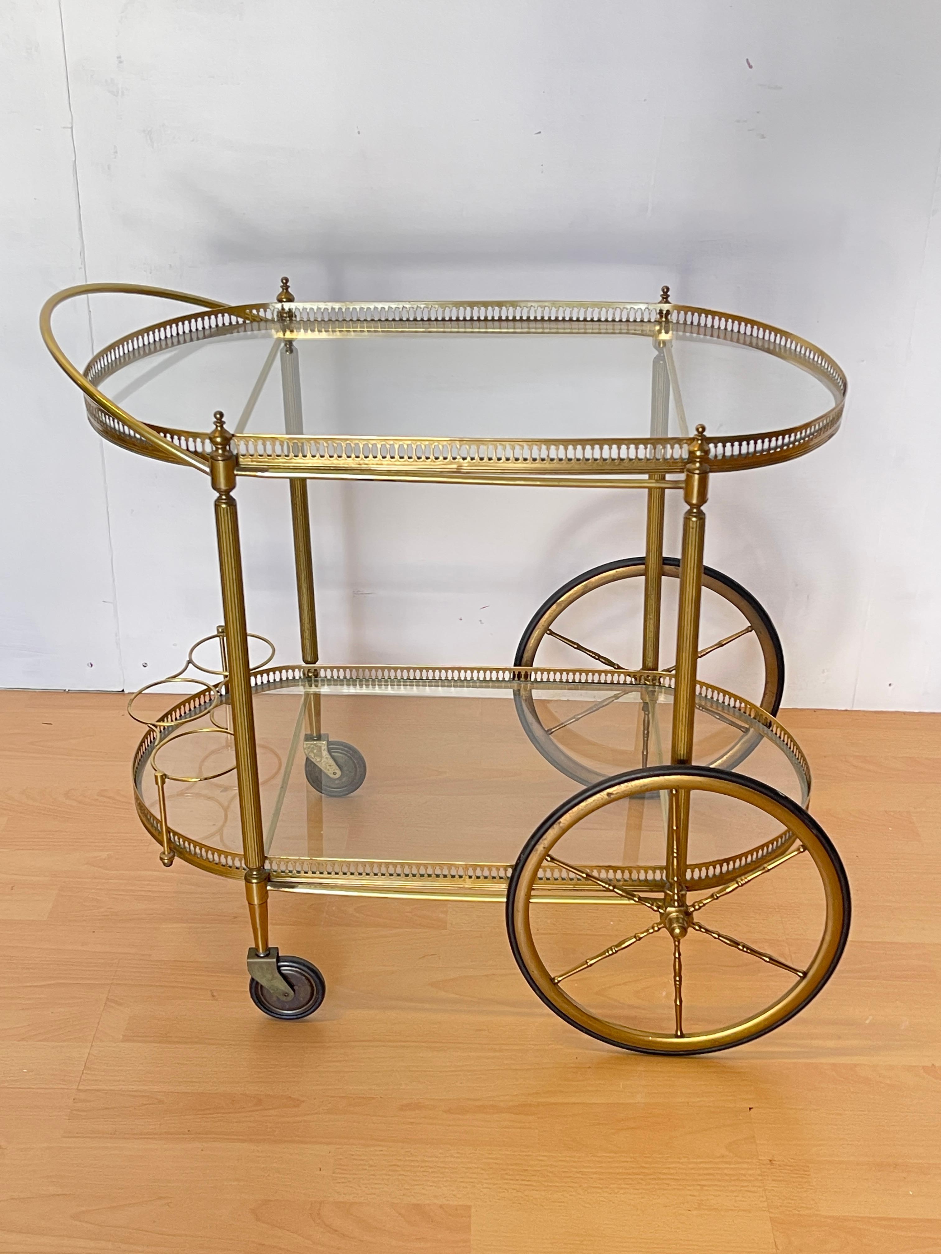 20th Century Chariot de bar vintage en laiton et verre, années 1960 - 'Golden Elegance en vente