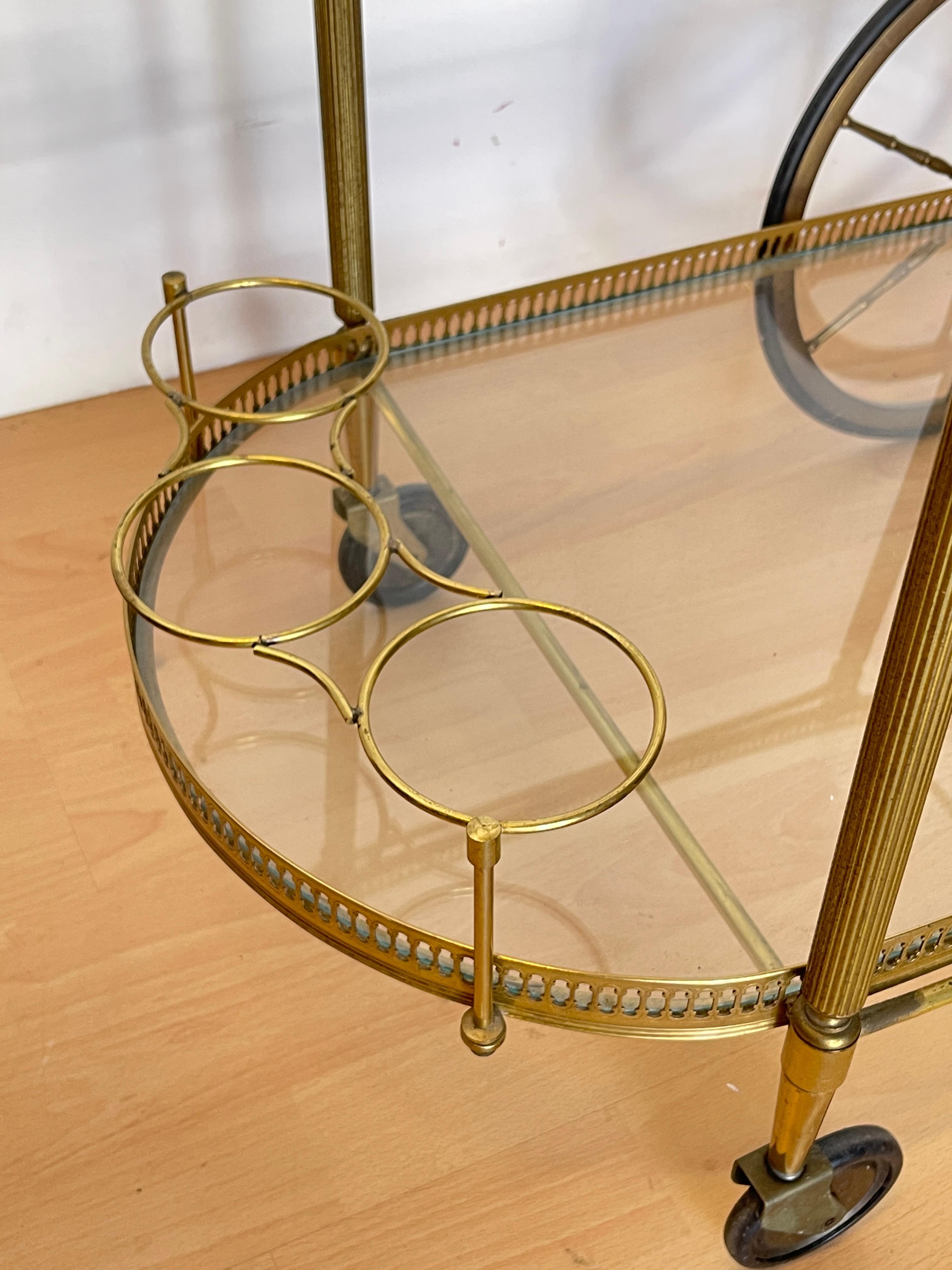 Laiton Chariot de bar vintage en laiton et verre, années 1960 - 'Golden Elegance en vente