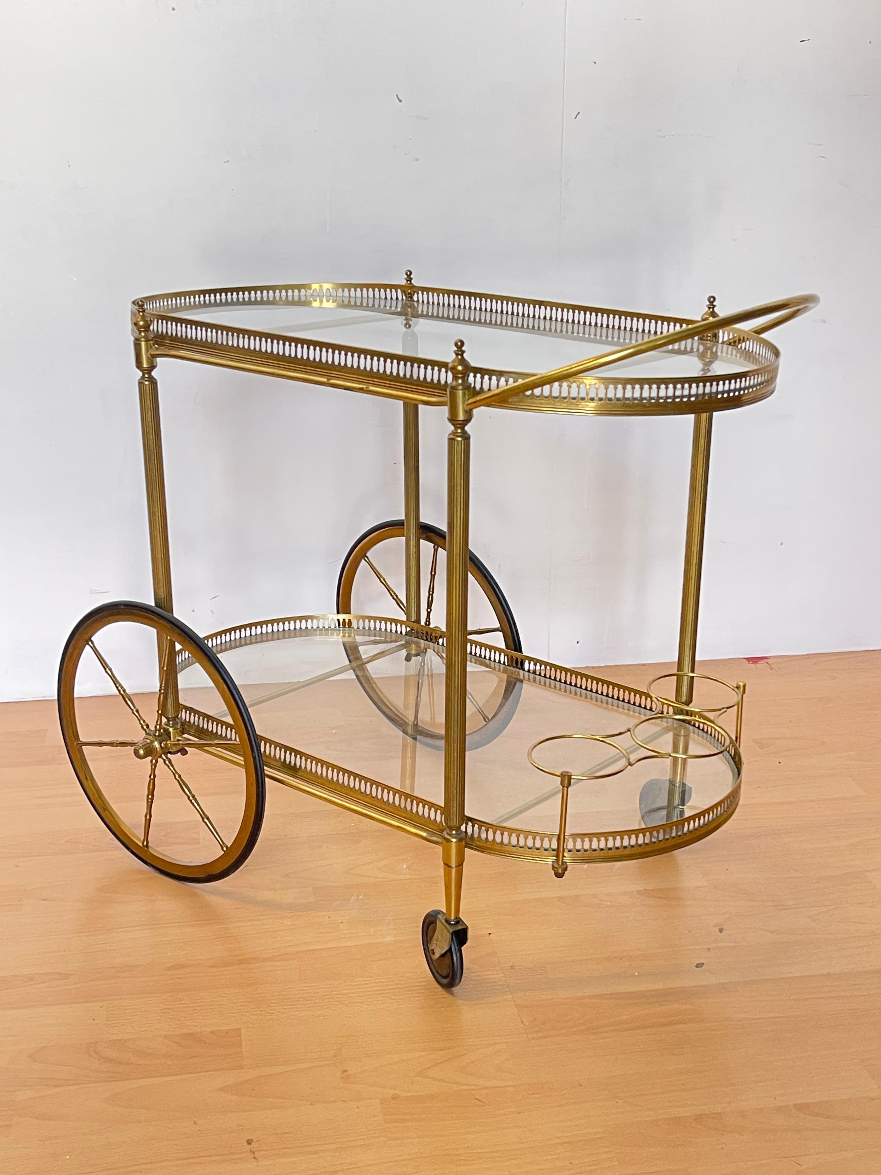 Chariot de bar vintage en laiton et verre, années 1960 - 'Golden Elegance en vente 1