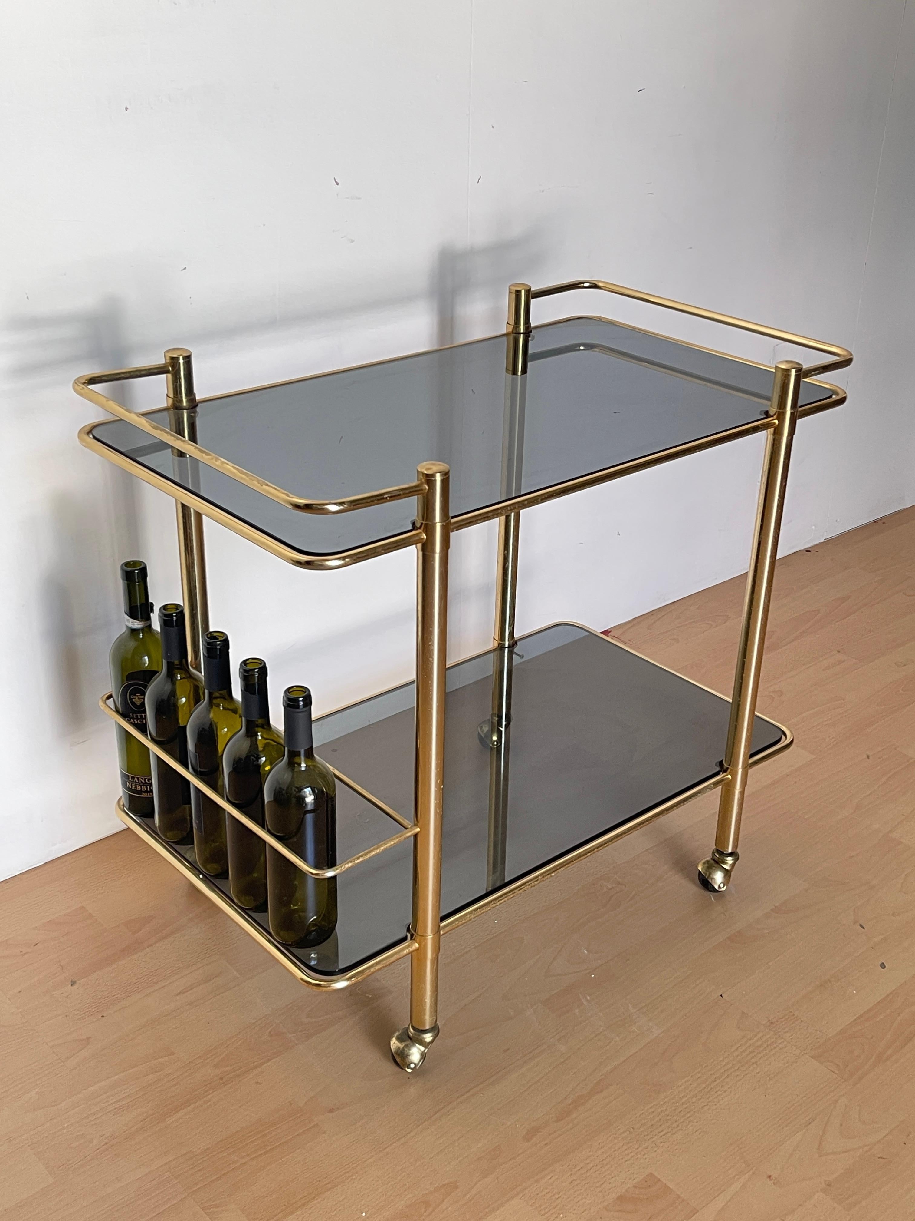 Mid-Century moderno Carrello Bar Vintage in Ottone e Vetro Fumé – 