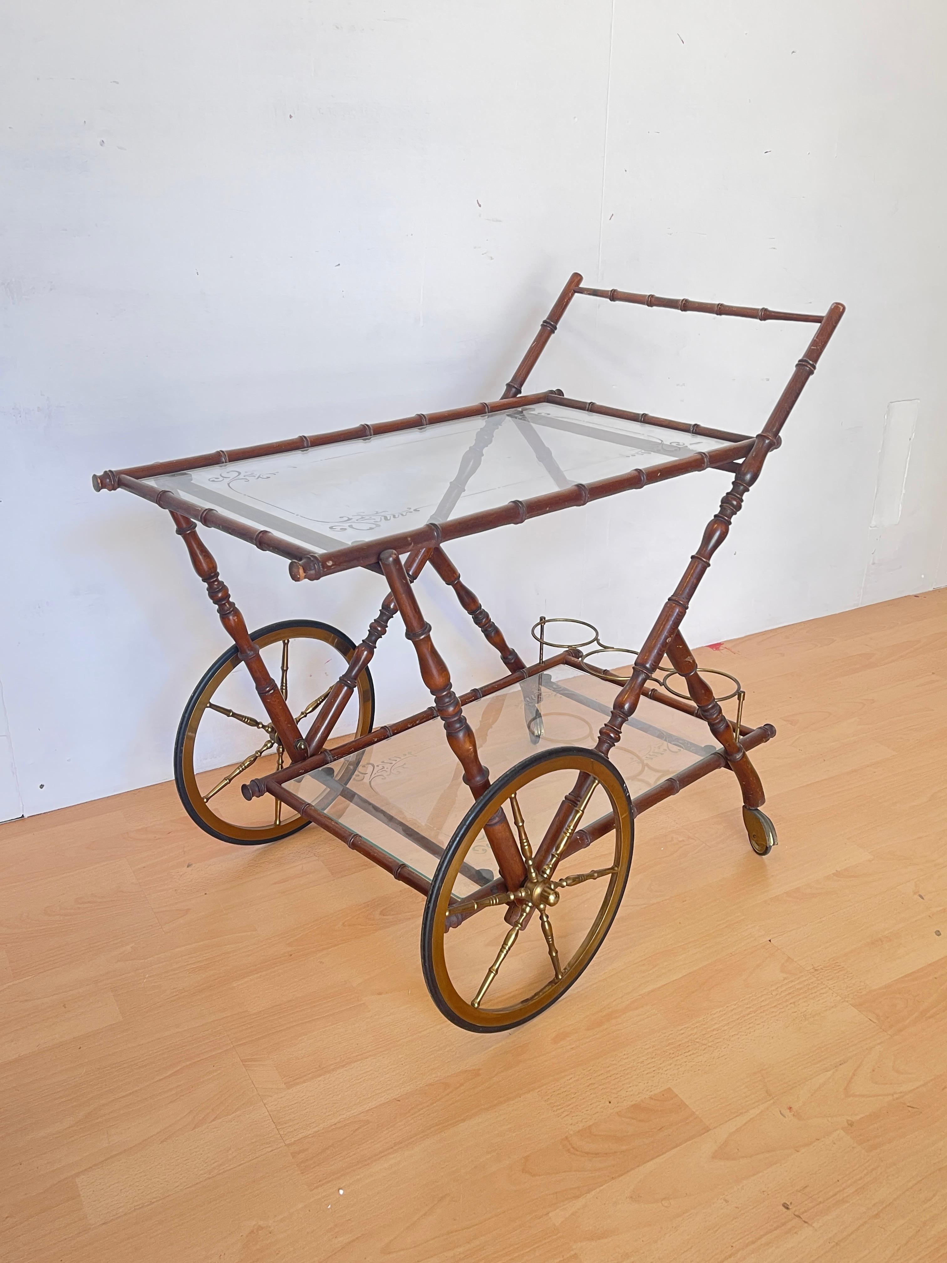 Barwagen im Bambusstil - 1950er Jahre, Glas und Messing (Hollywood Regency) im Angebot