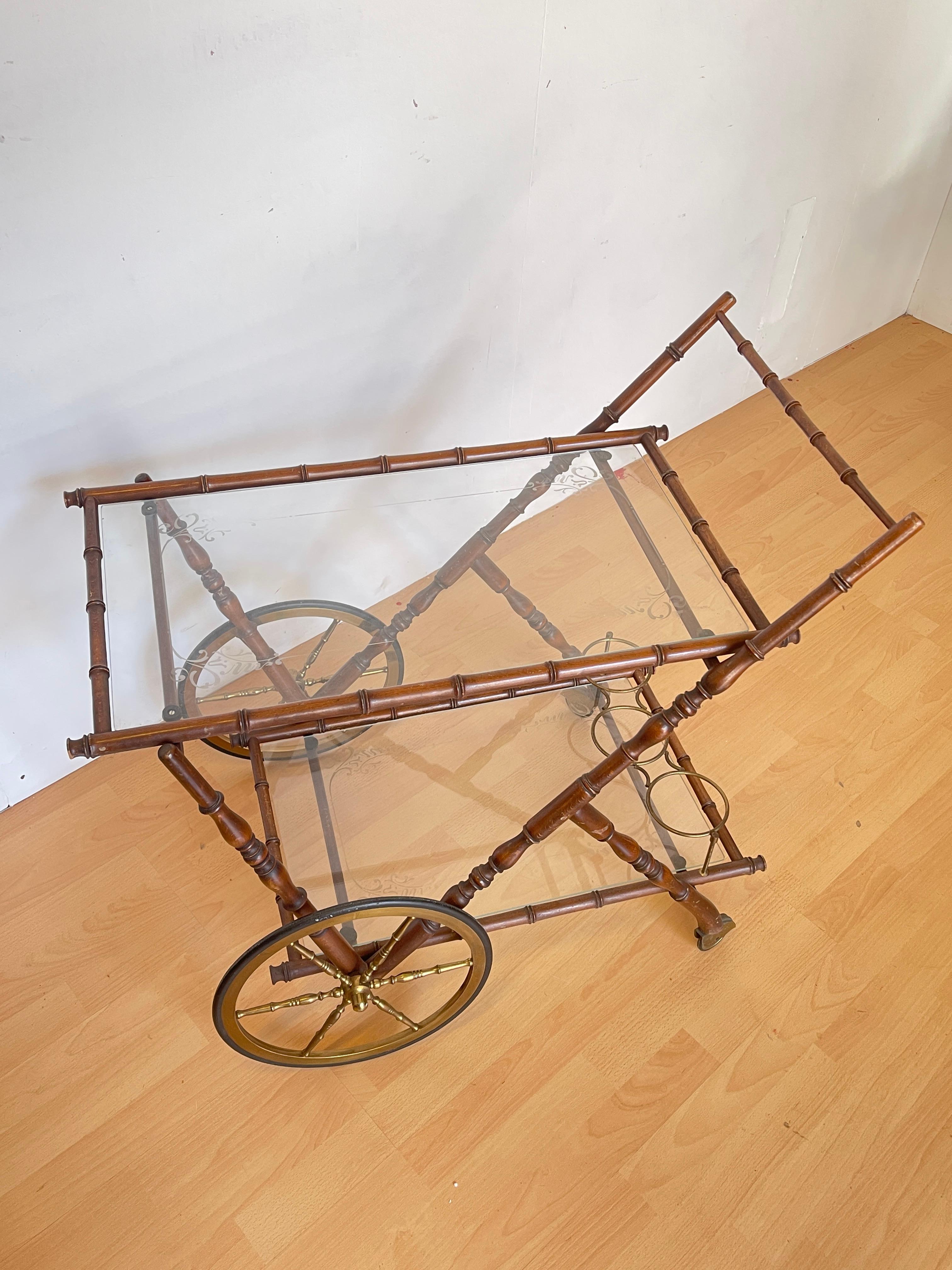 Barwagen im Bambusstil - 1950er Jahre, Glas und Messing (20th Century) im Angebot