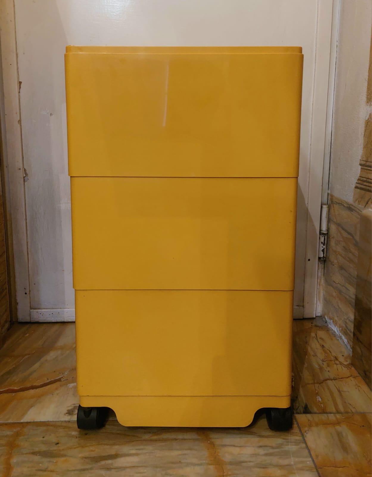 Boby yellow trolley, by Joe Colombo for Bieffeplast In Good Condition For Sale In Milano, IT