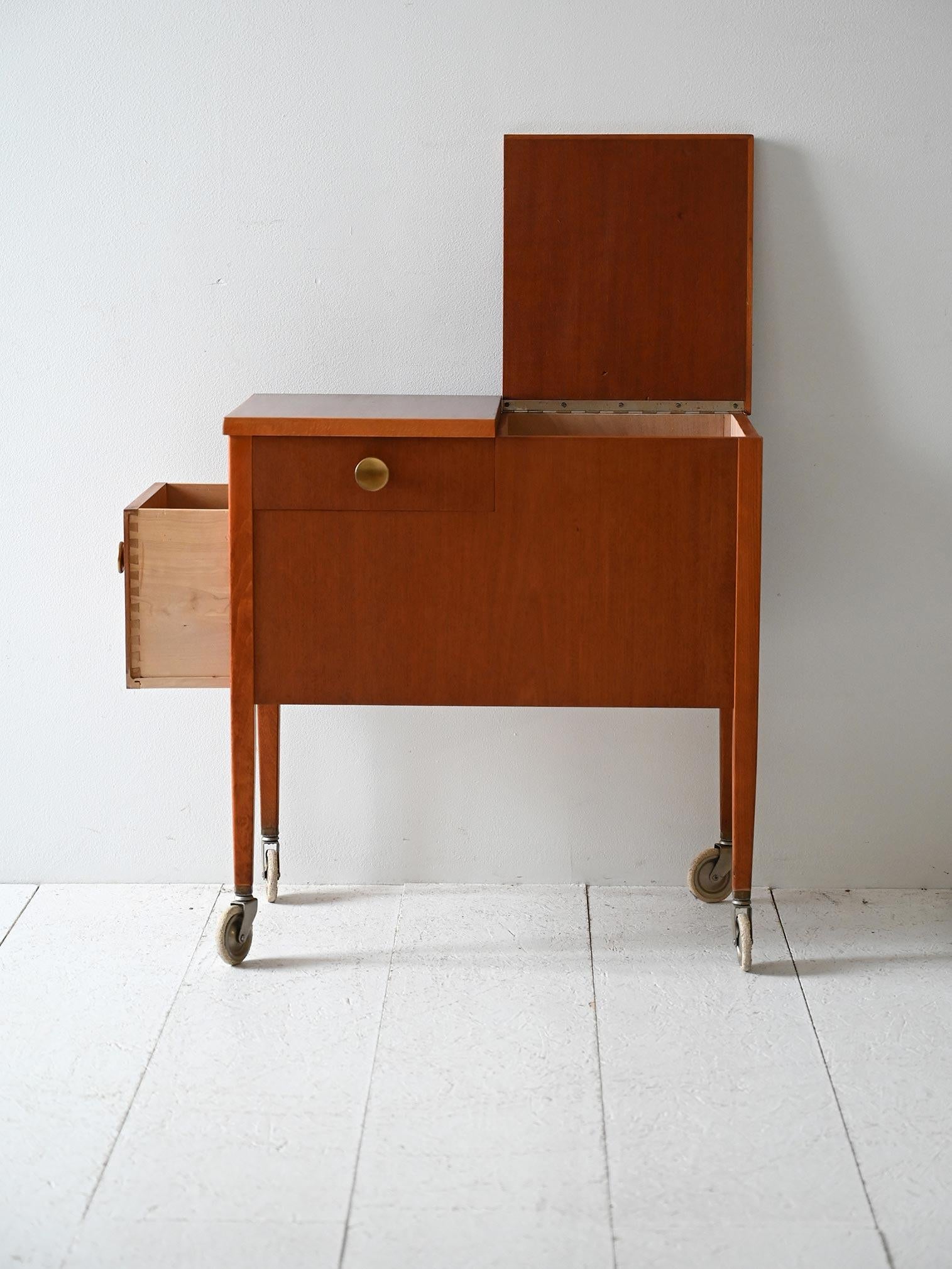 Scandinavo moderno Carrello contenitore vintage scandinavo in mogano in vendita