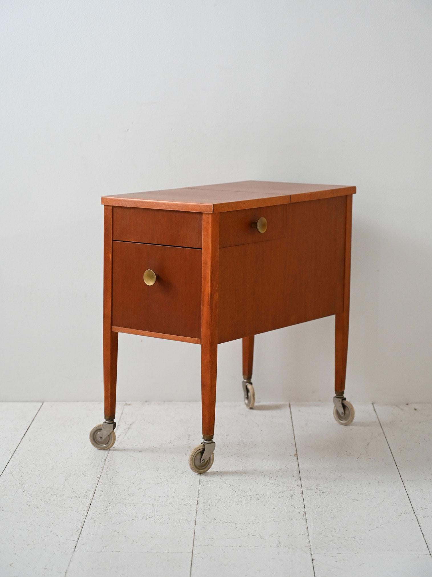 Scandinavian Carrello contenitore vintage scandinavo in mogano in vendita