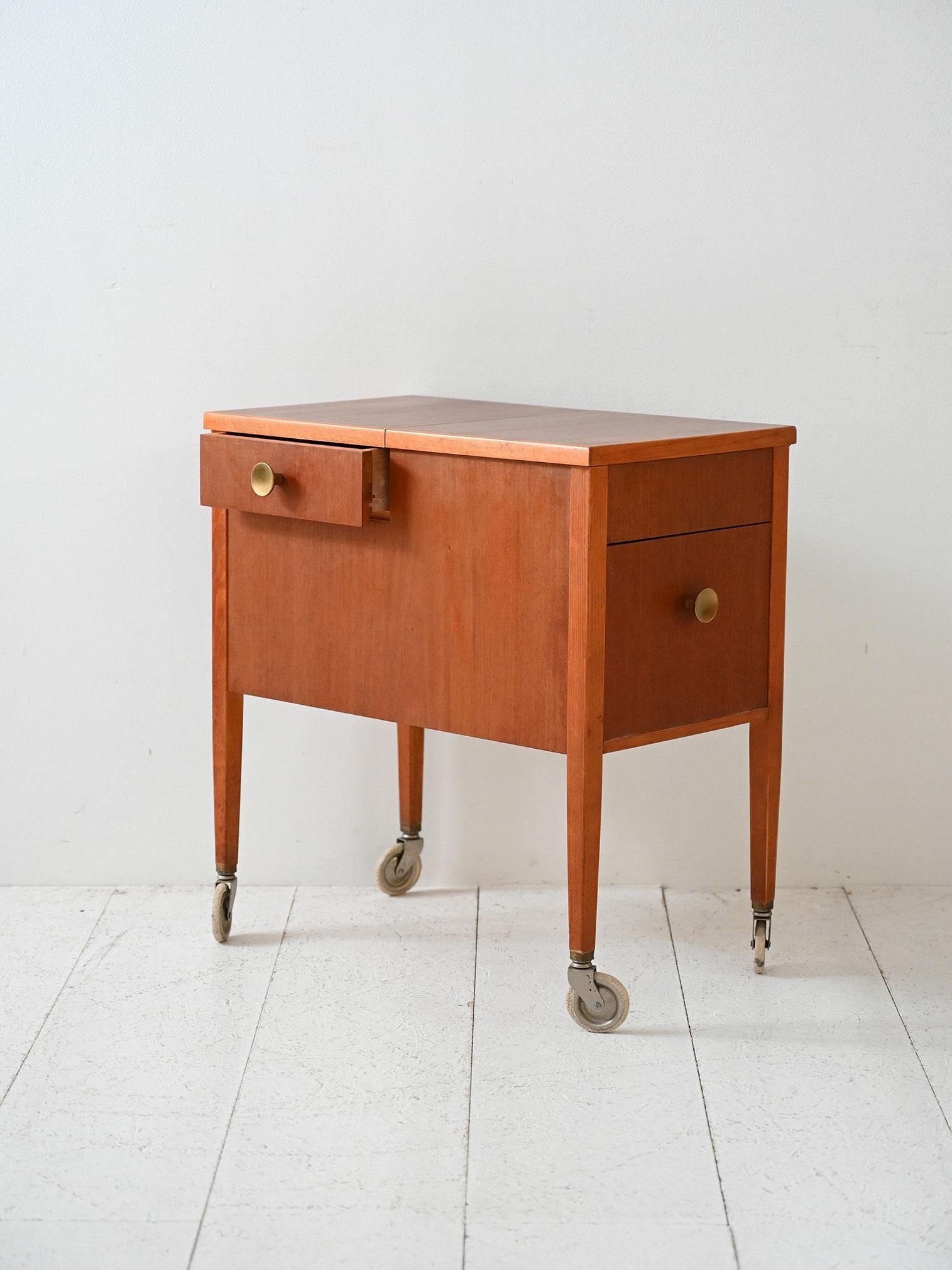 Carrello contenitore vintage scandinavo in mogano In condizioni buone in vendita a Brescia, IT