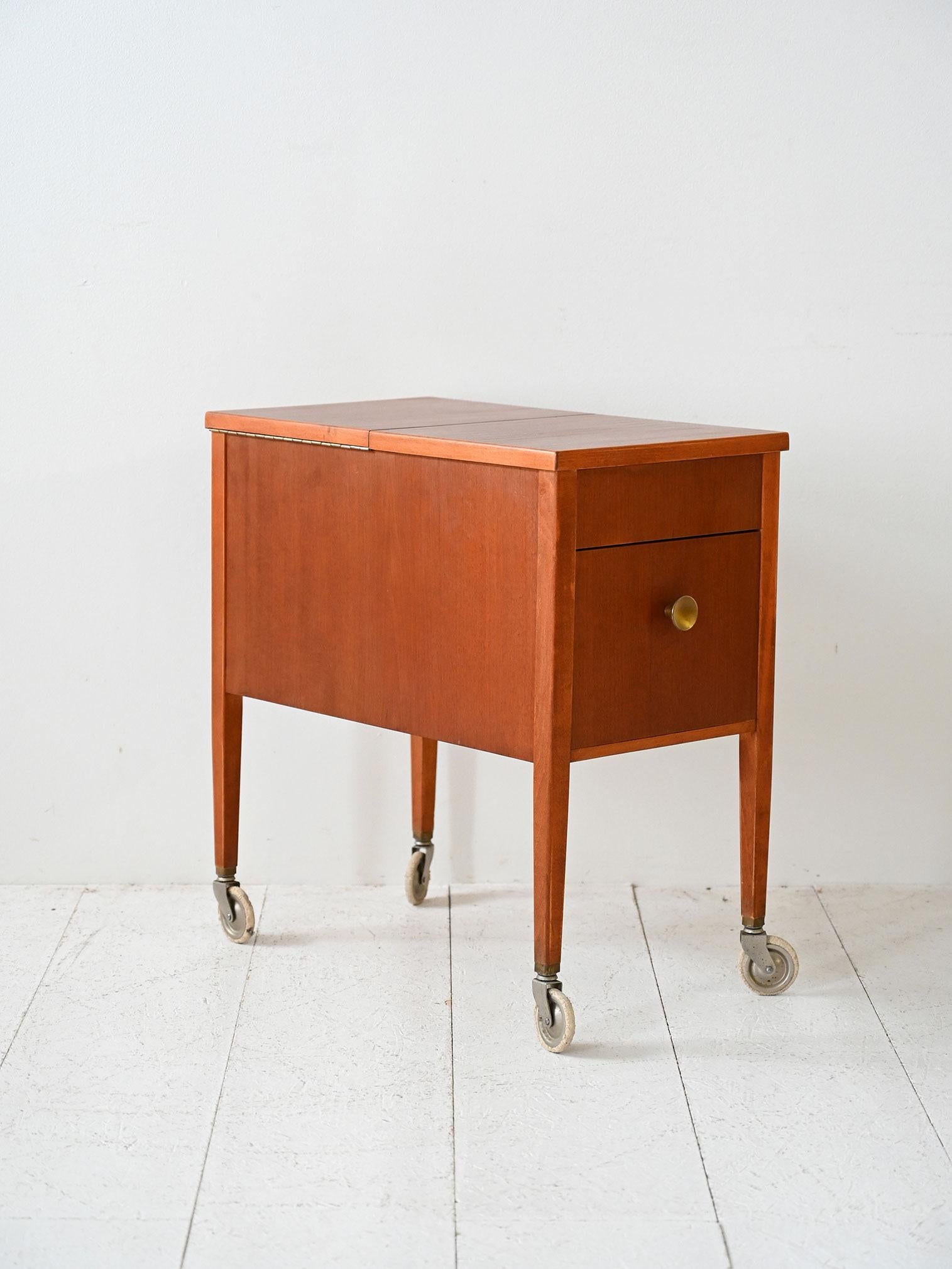 Mid-20th Century Carrello contenitore vintage scandinavo in mogano in vendita