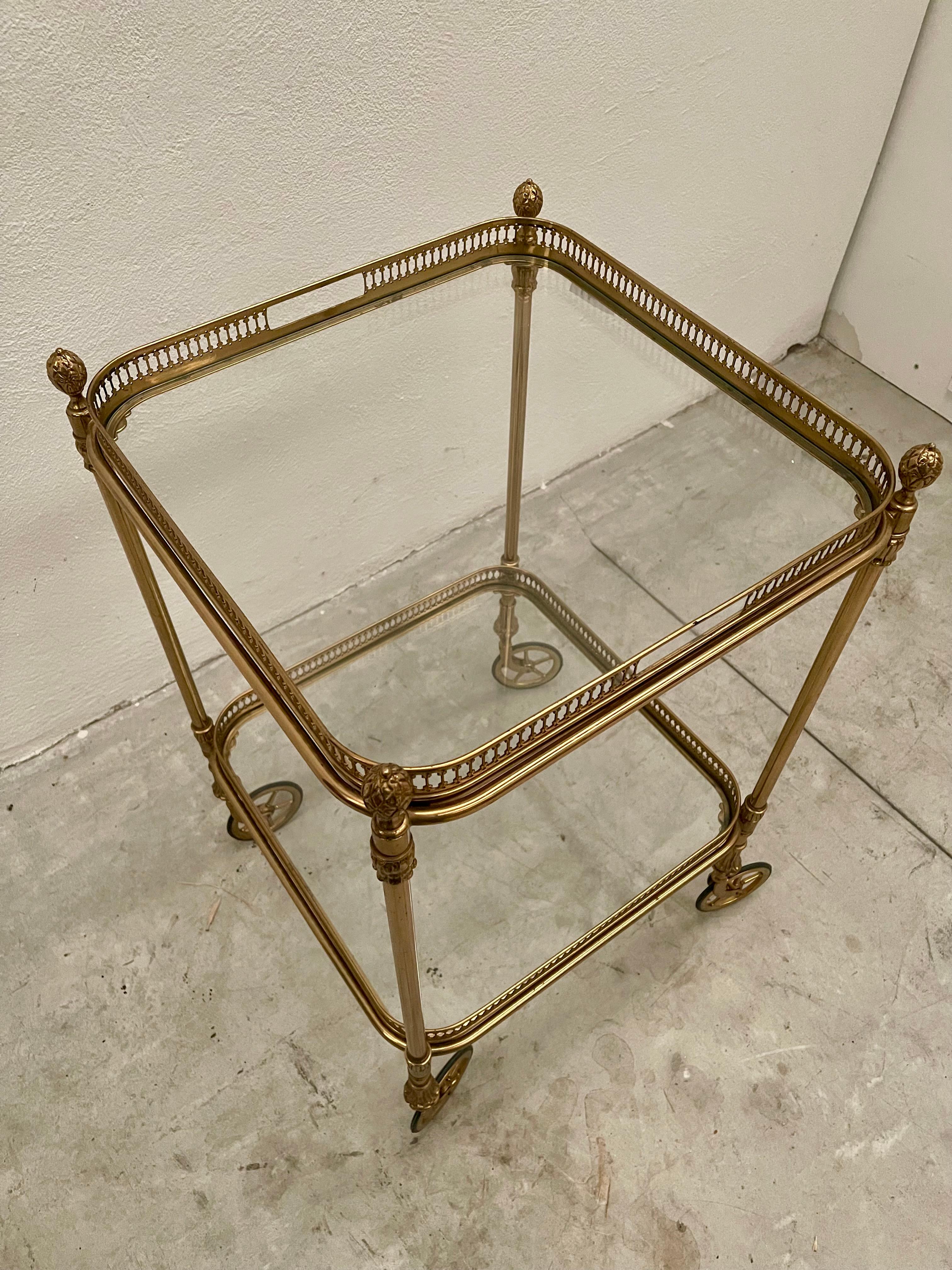 Carrello da bar in ottone dorato e vetro in stile francese della metà del 1970 For Sale 3