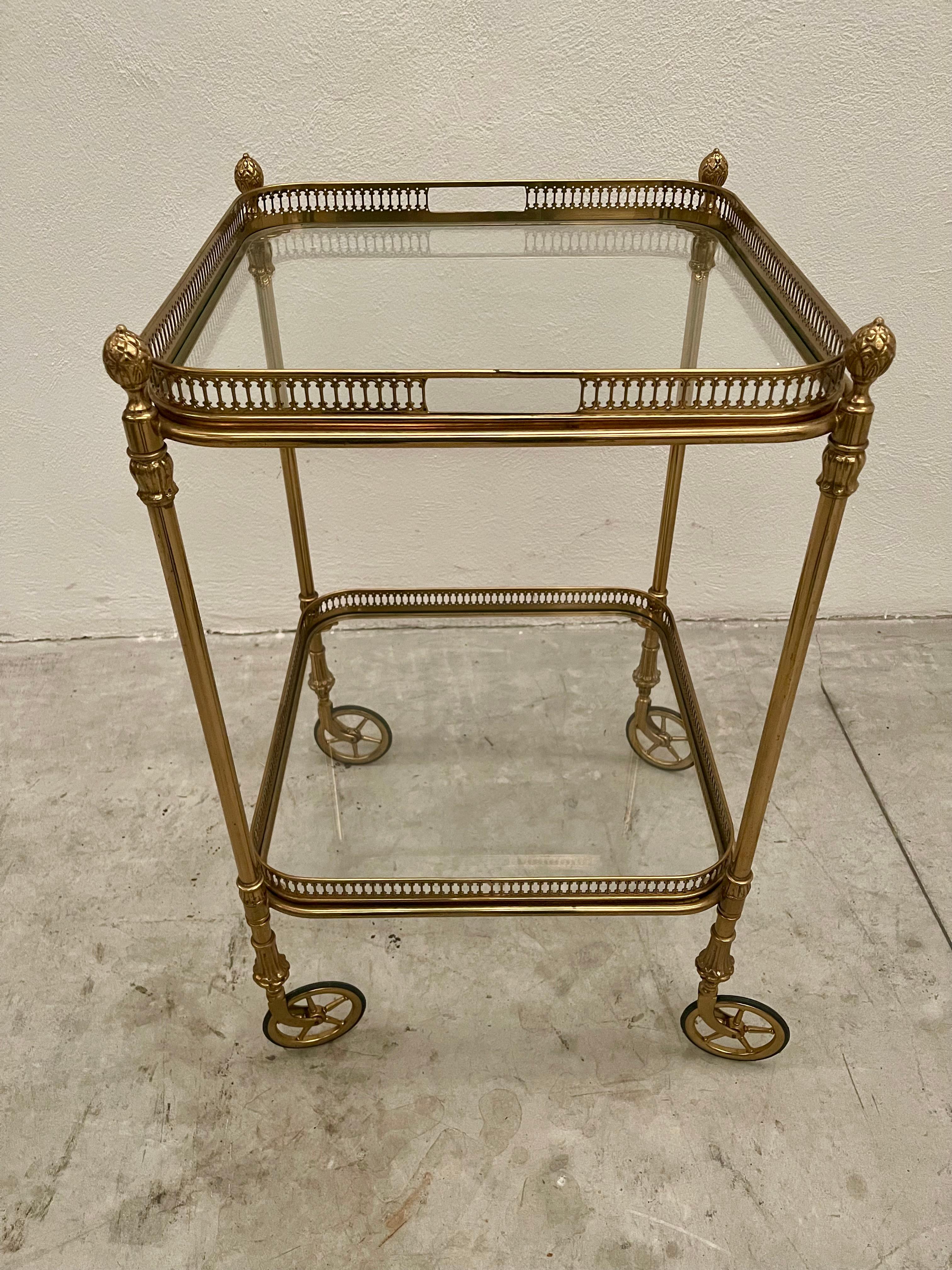Mid-Century Modern Carrello da bar in ottone dorato e vetro in stile francese della metà del 1970 For Sale