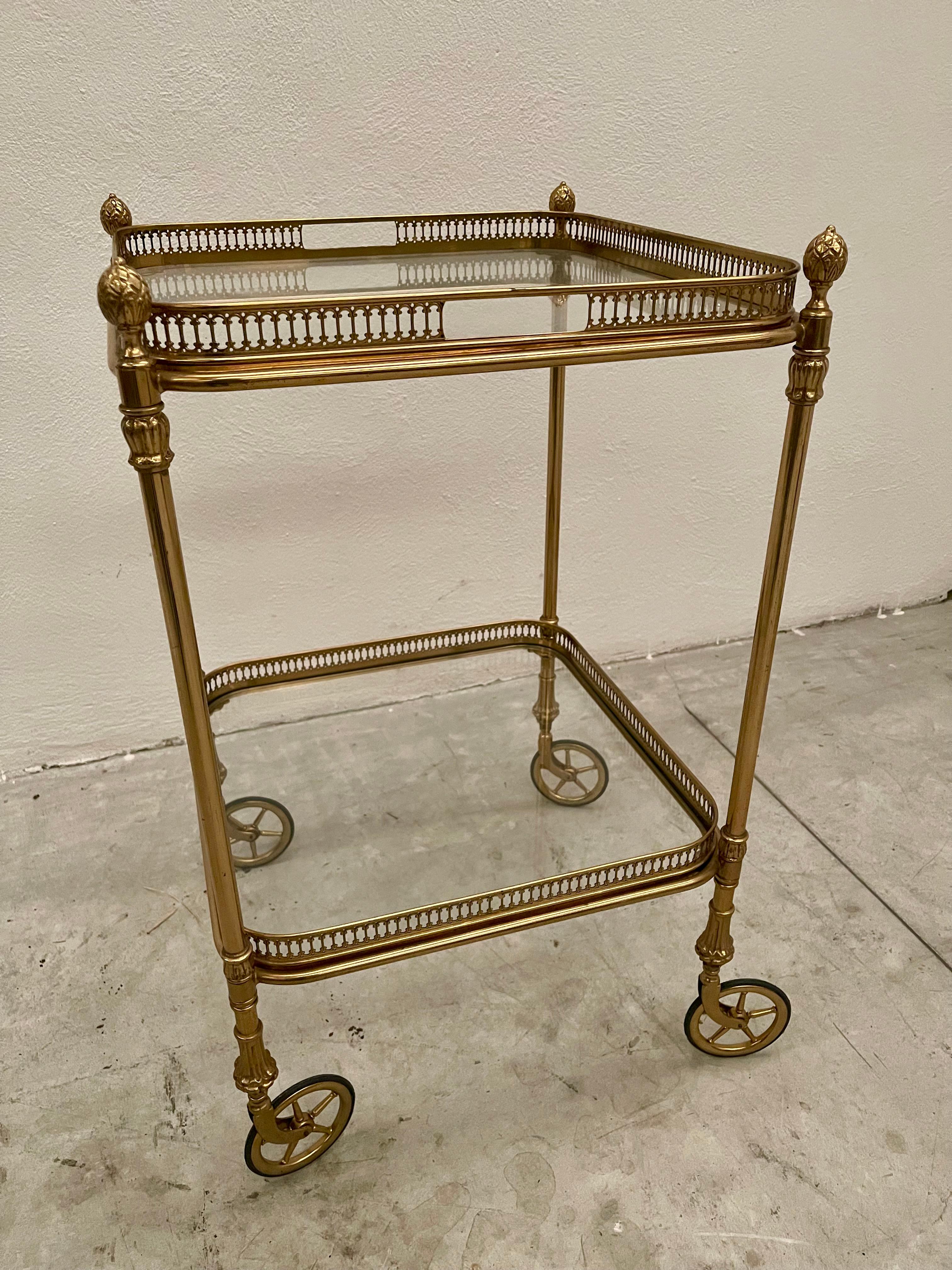 Italian Carrello da bar in ottone dorato e vetro in stile francese della metà del 1970 For Sale