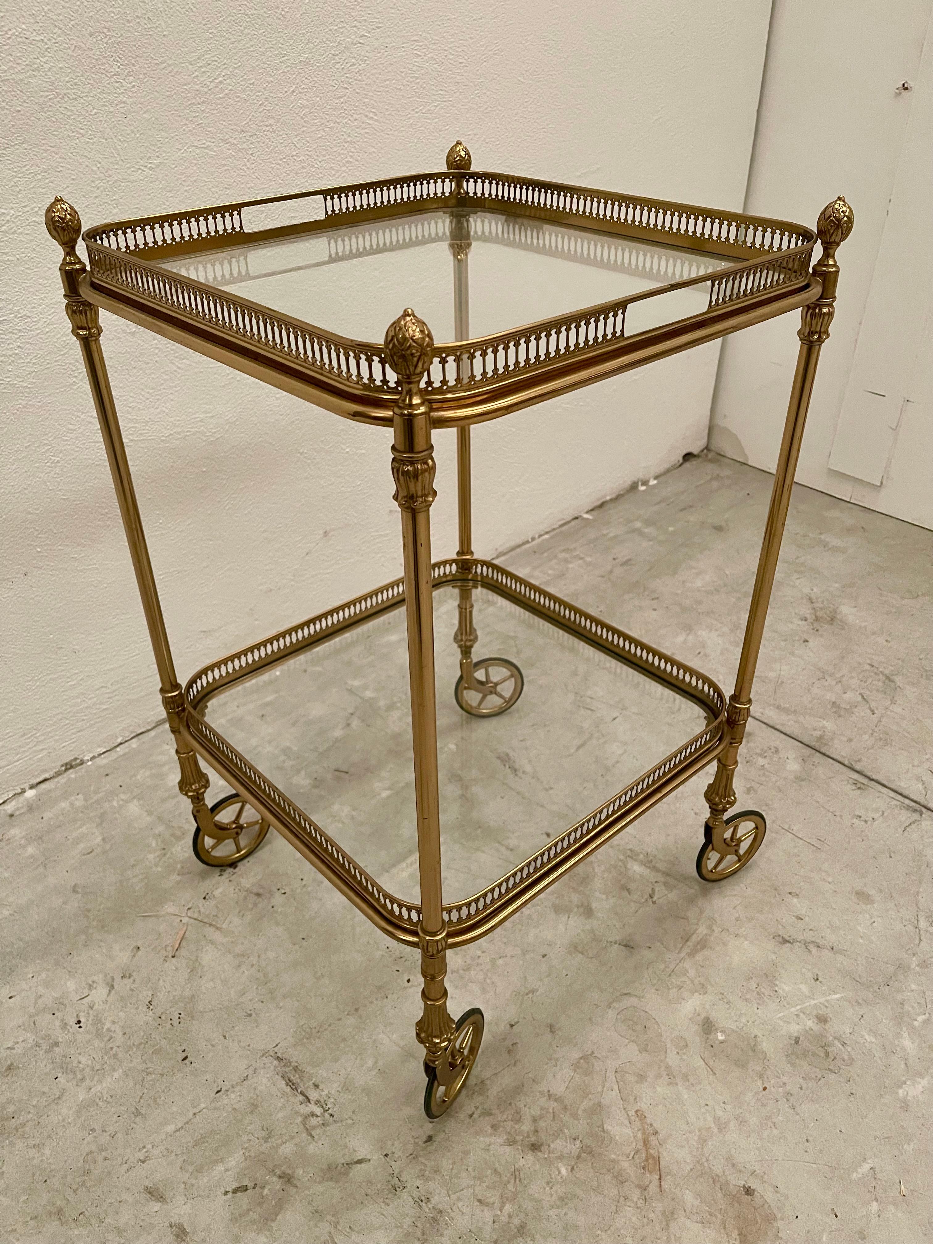 Hand-Crafted Carrello da bar in ottone dorato e vetro in stile francese della metà del 1970 For Sale