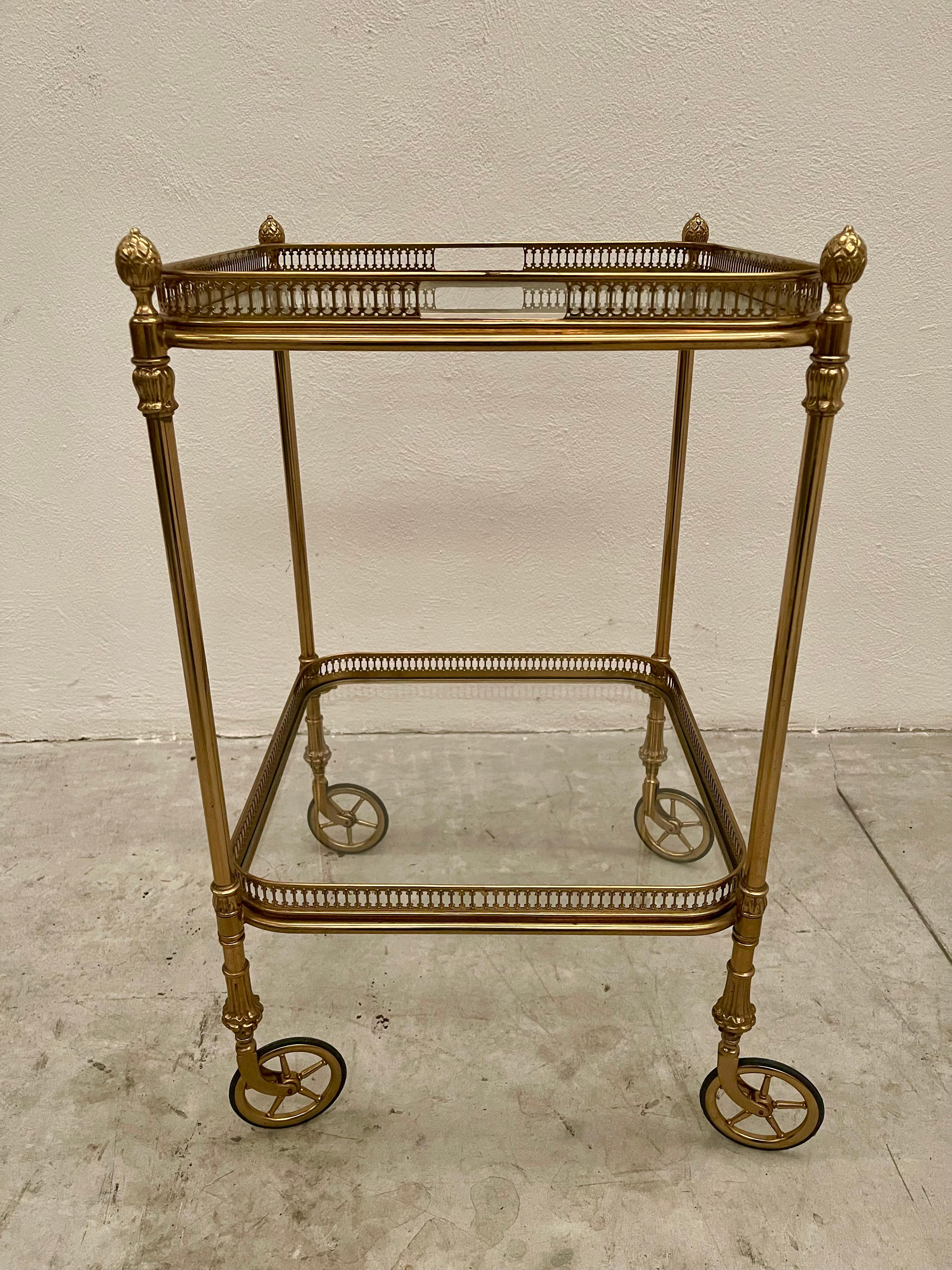 Carrello da bar in ottone dorato e vetro in stile francese della metà del 1970 In Good Condition For Sale In Cantù, IT