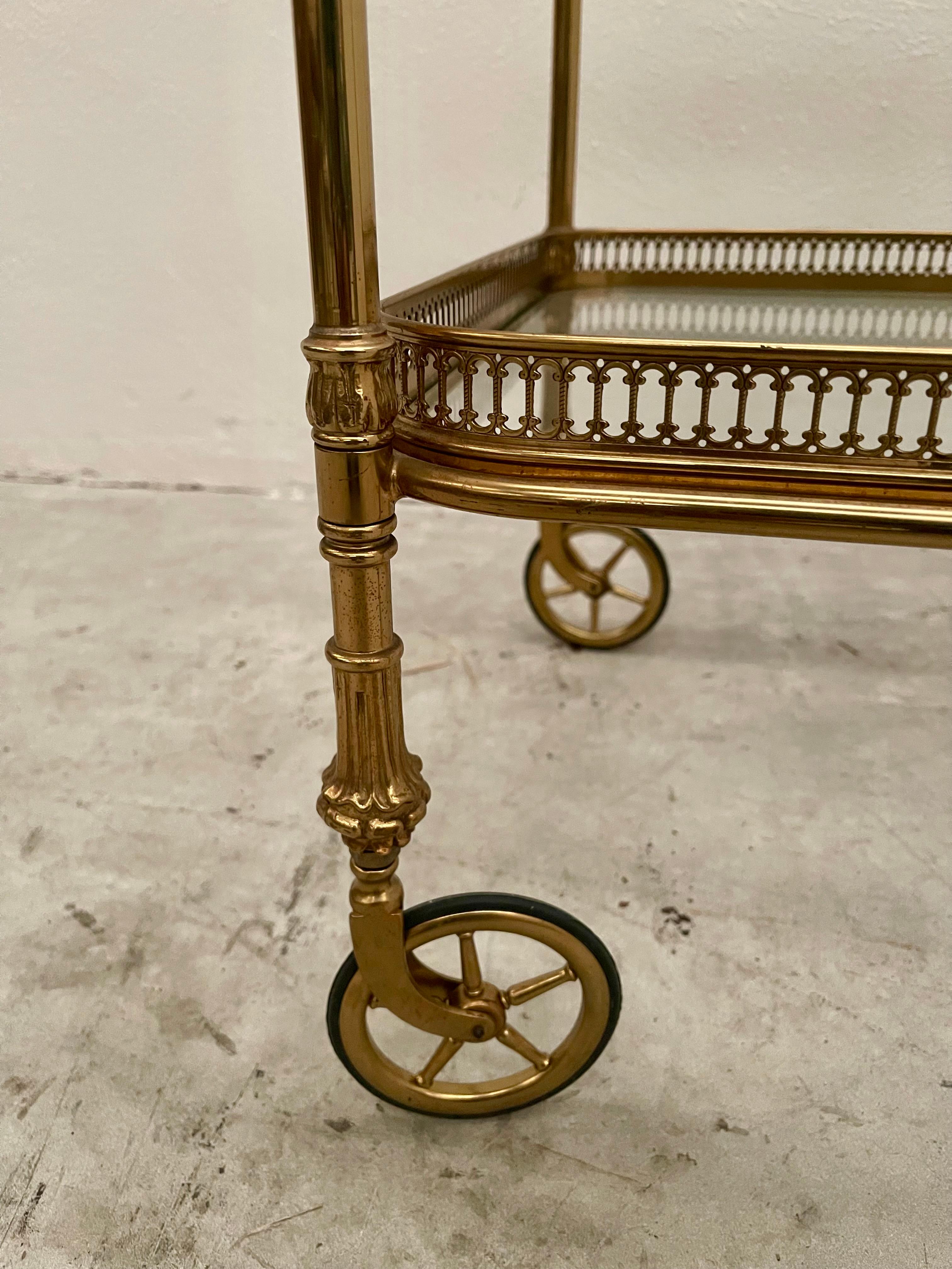 Brass Carrello da bar in ottone dorato e vetro in stile francese della metà del 1970 For Sale