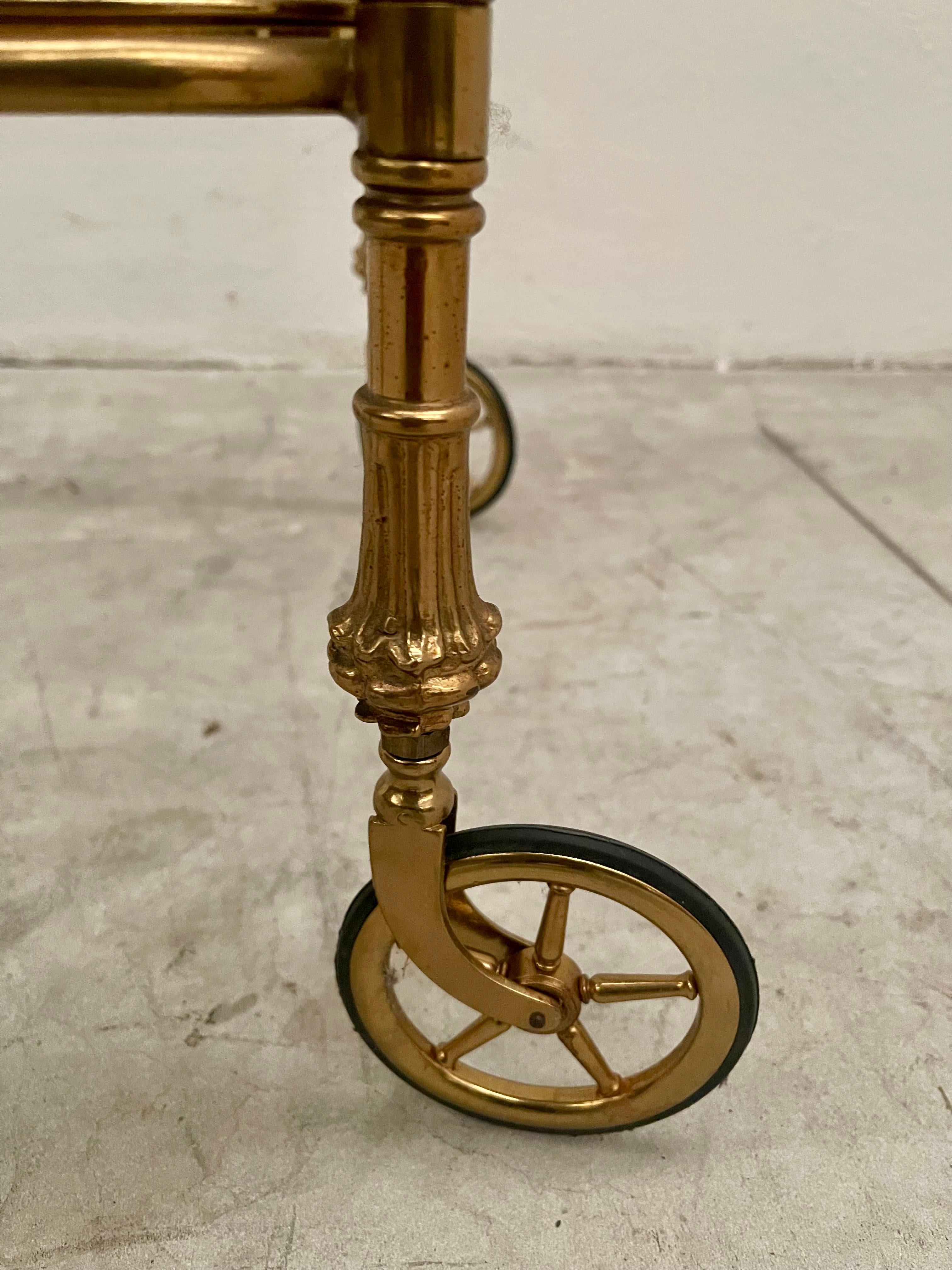 Carrello da bar in ottone dorato e vetro in stile francese della metà del 1970 For Sale 1
