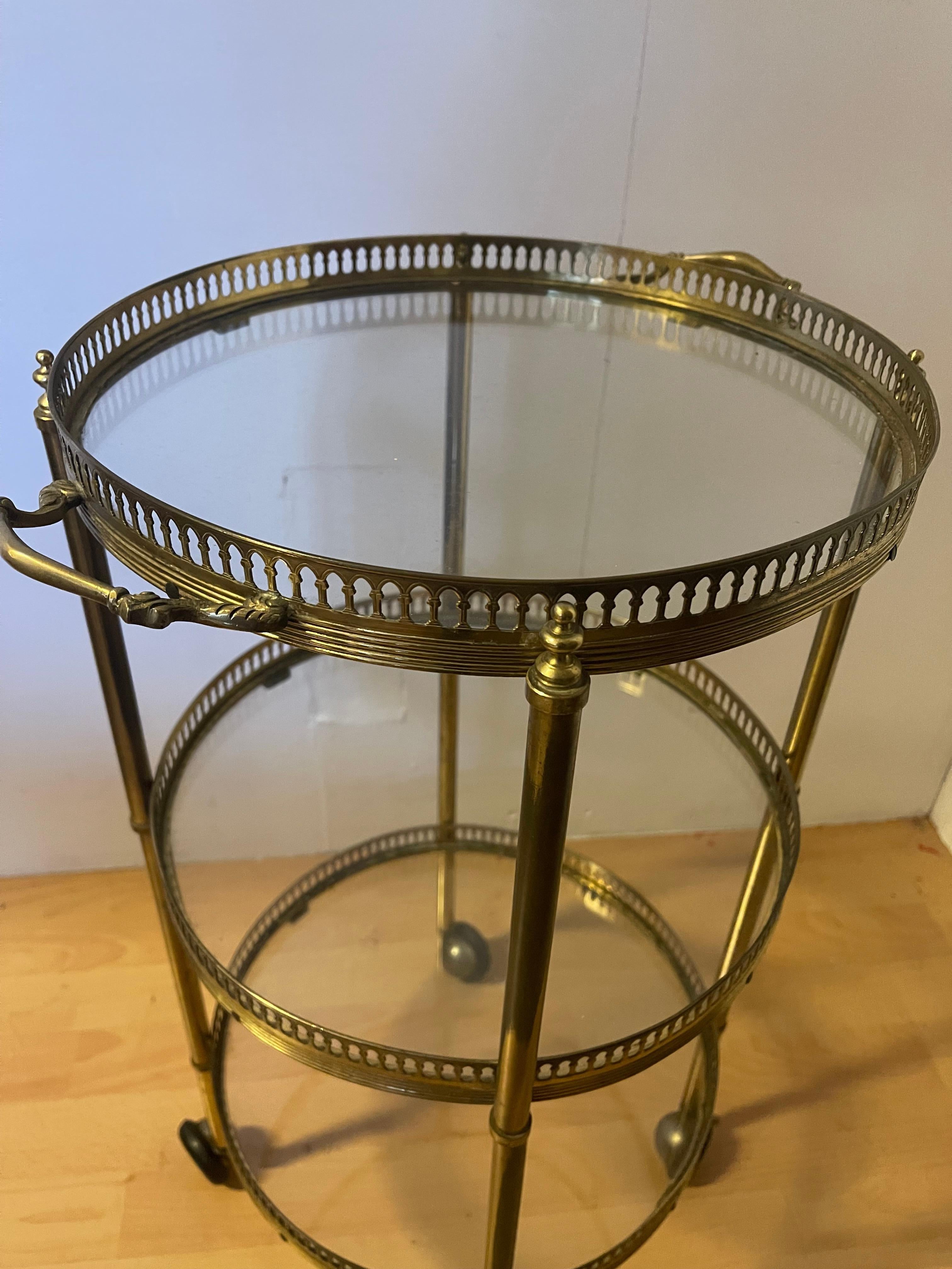 Italian Carrello da bar rotondo in ottone vintage a 3 livelli, anni '80 Italia in vendita