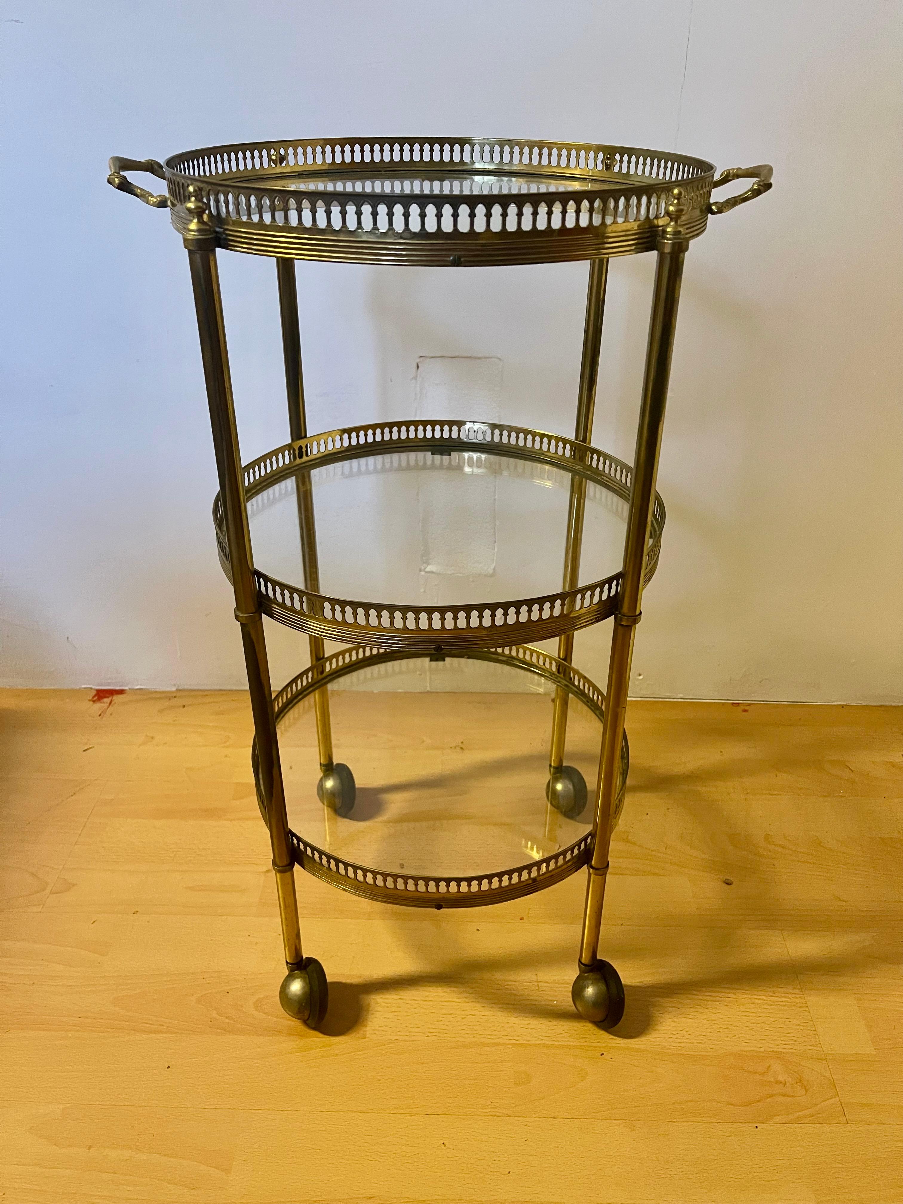 Fatto a mano Carrello da bar rotondo in ottone vintage a 3 livelli, anni '80 Italia in vendita