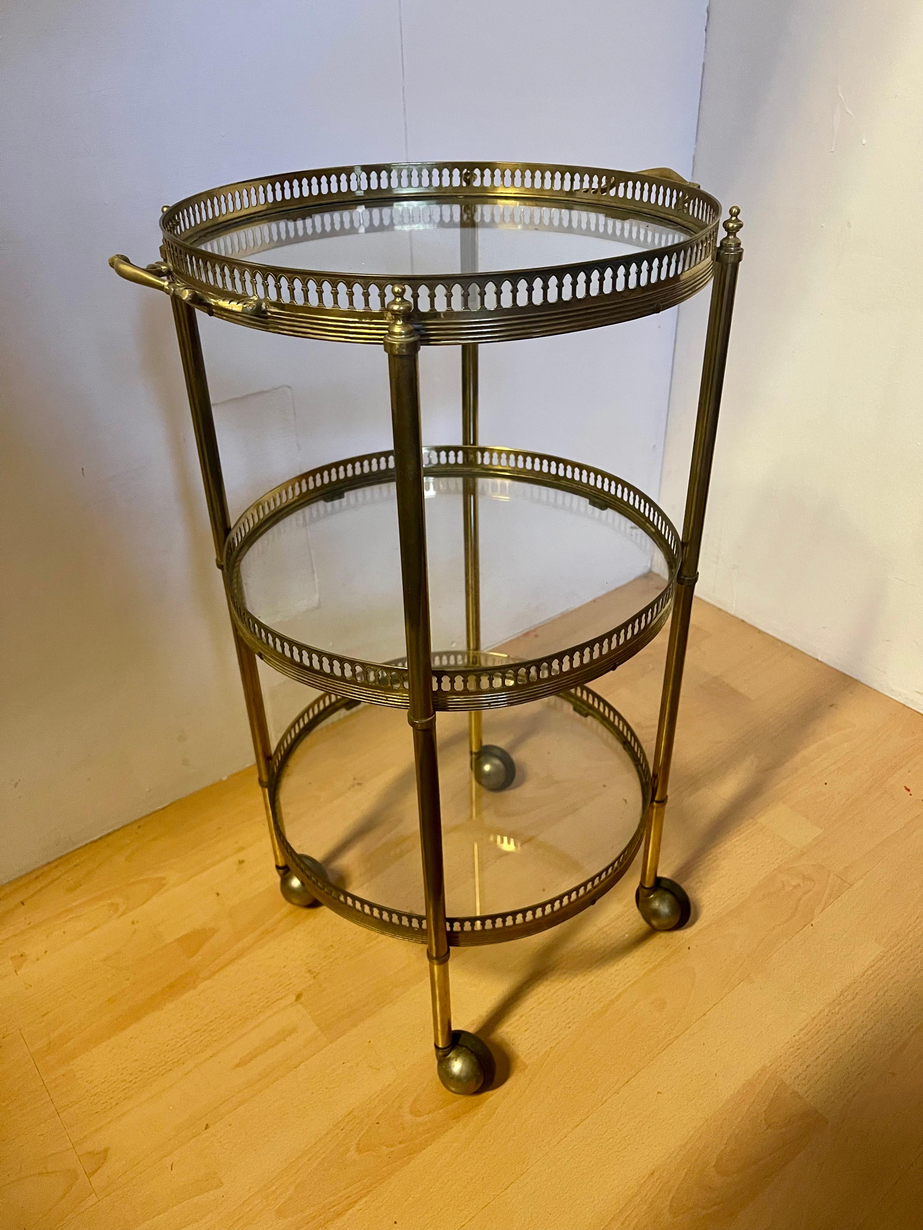 Carrello da bar rotondo in ottone vintage a 3 livelli, anni '80 Italia In condizioni buone in vendita a Cantù, IT
