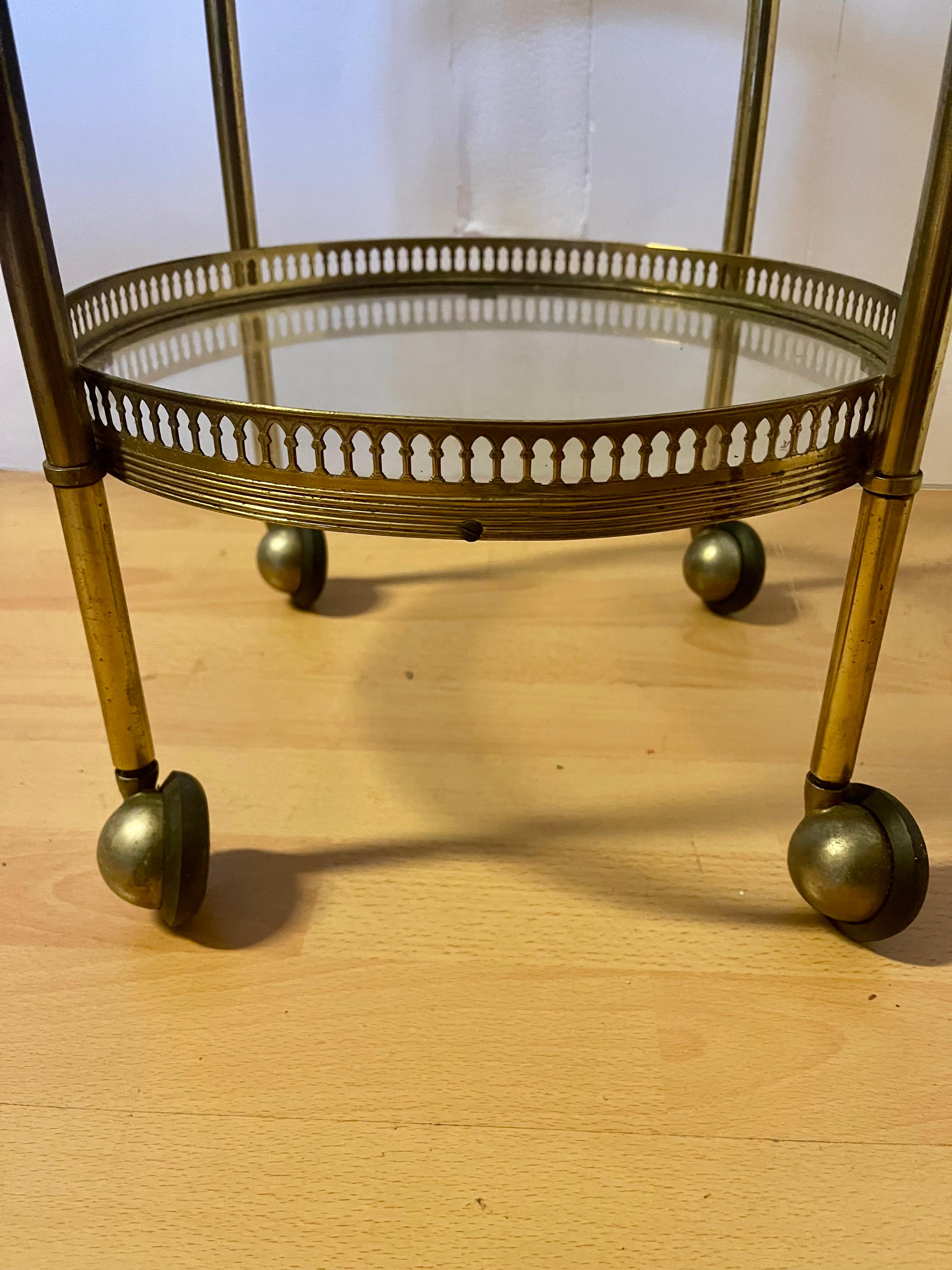 Ottone Carrello da bar rotondo in ottone vintage a 3 livelli, anni '80 Italia in vendita