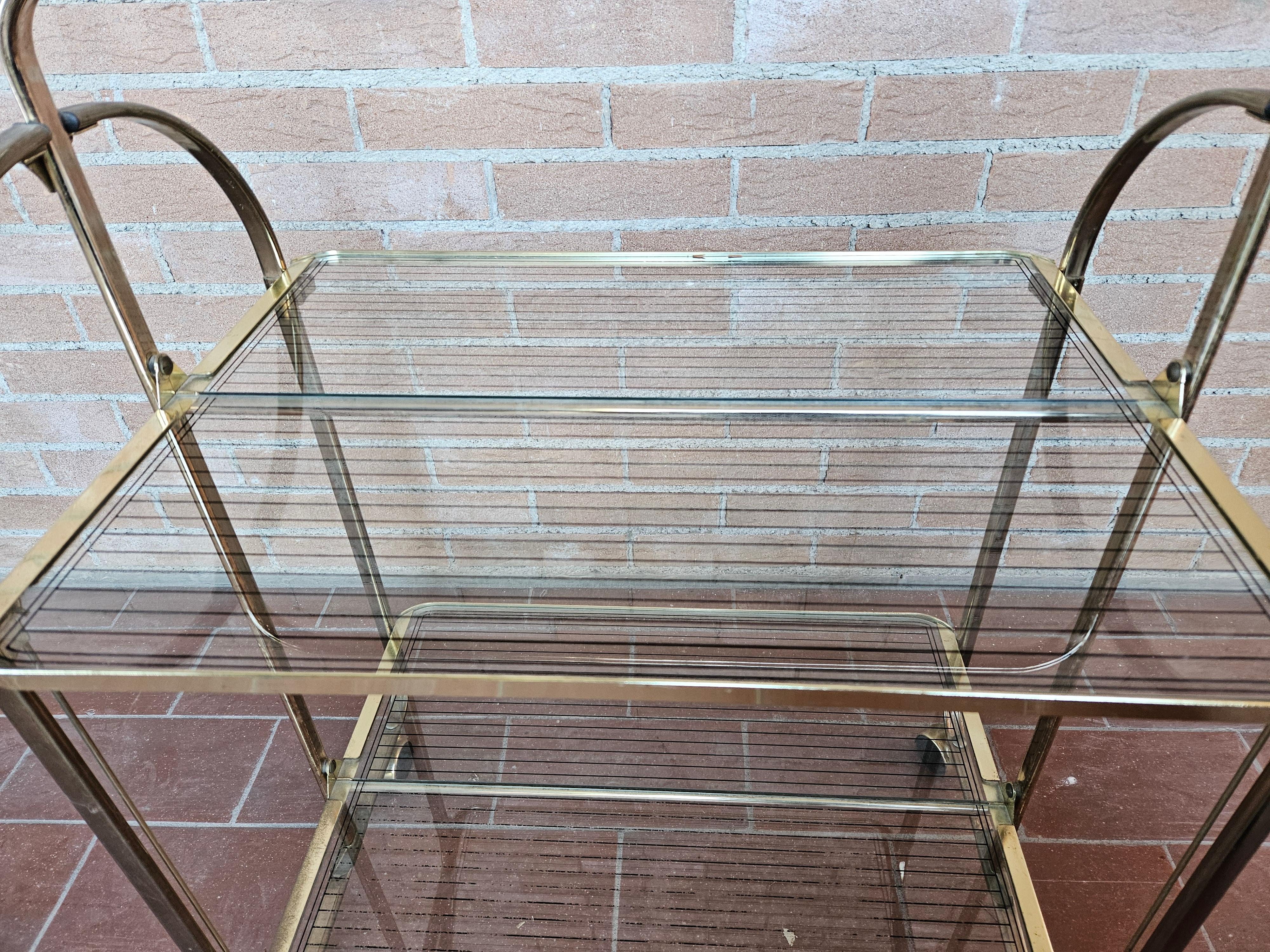 Brass Carrello da sala in ottone e vetro con due ripiani For Sale