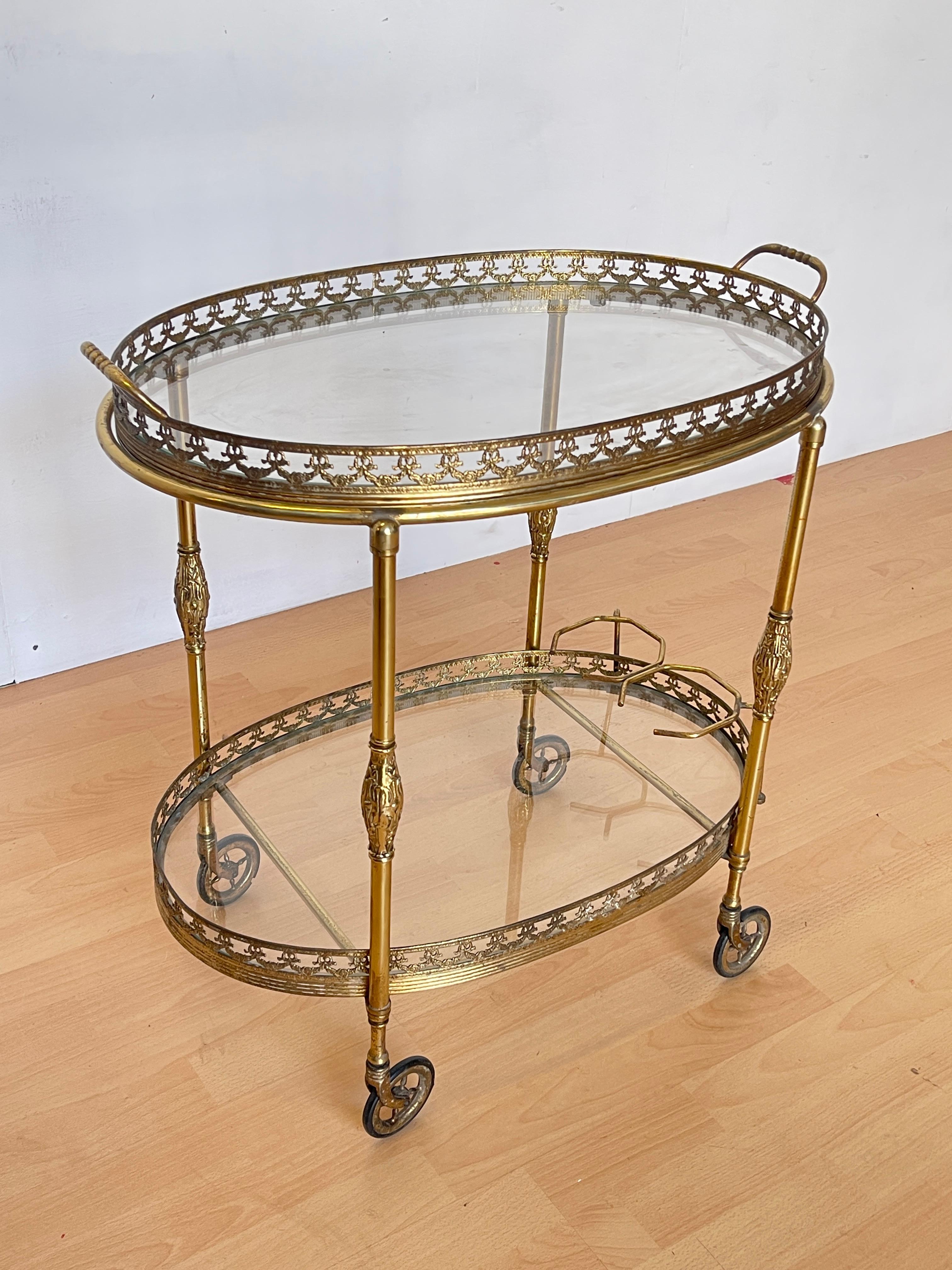 Hollywood Regency Chariot de service vintage en laiton et verre - Style baroque français en vente