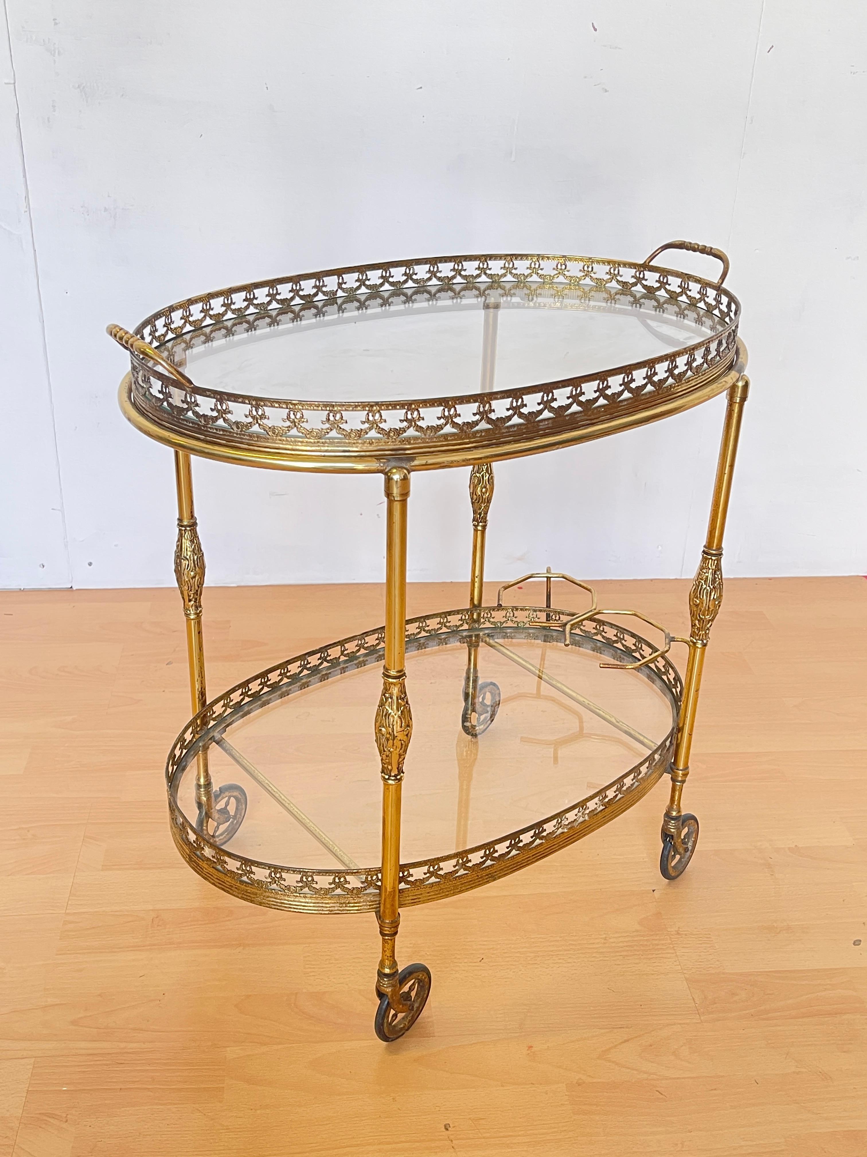 Italian Chariot de service vintage en laiton et verre - Style baroque français en vente