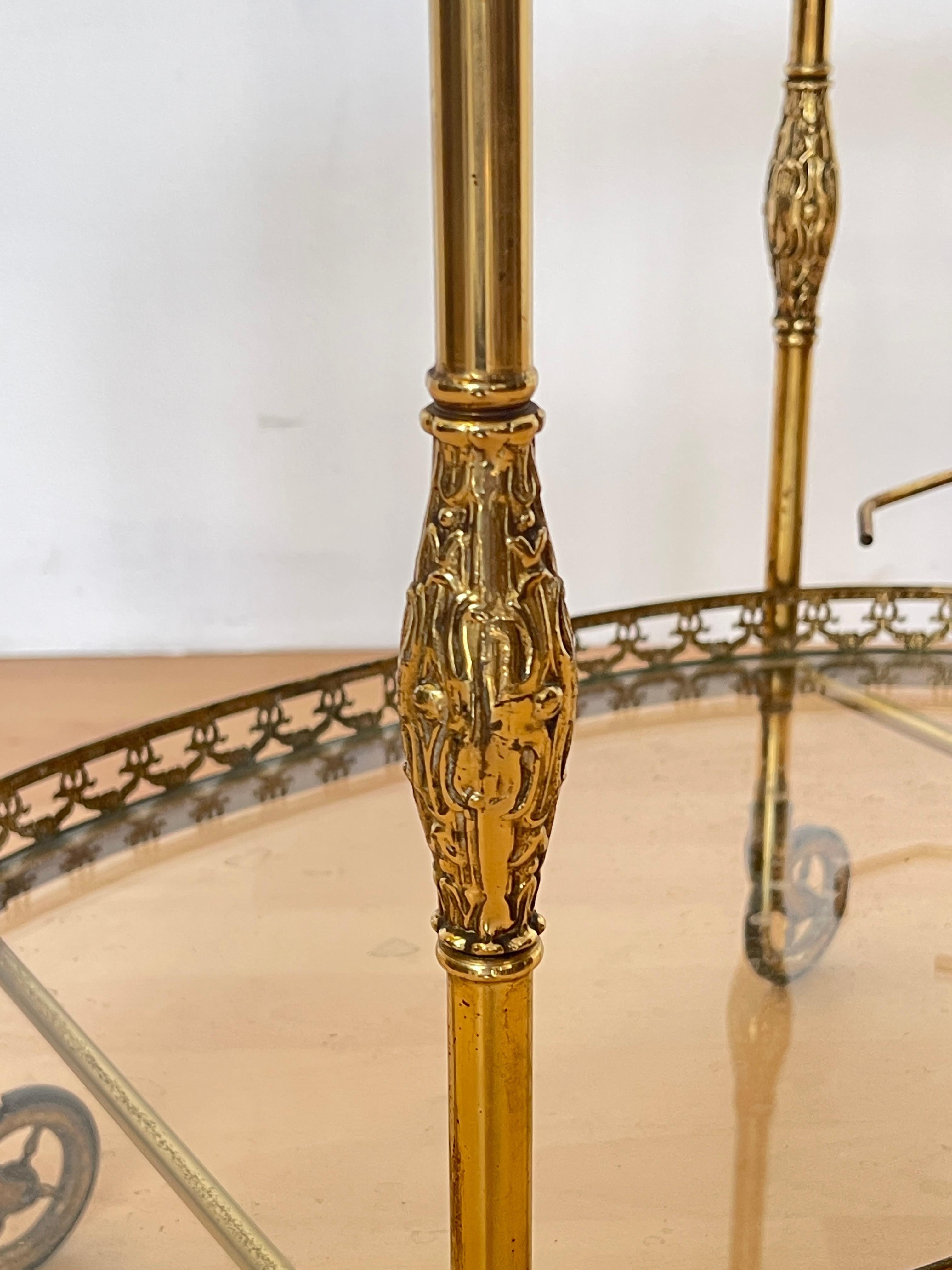 Autre Chariot de service vintage en laiton et verre - Style baroque français en vente