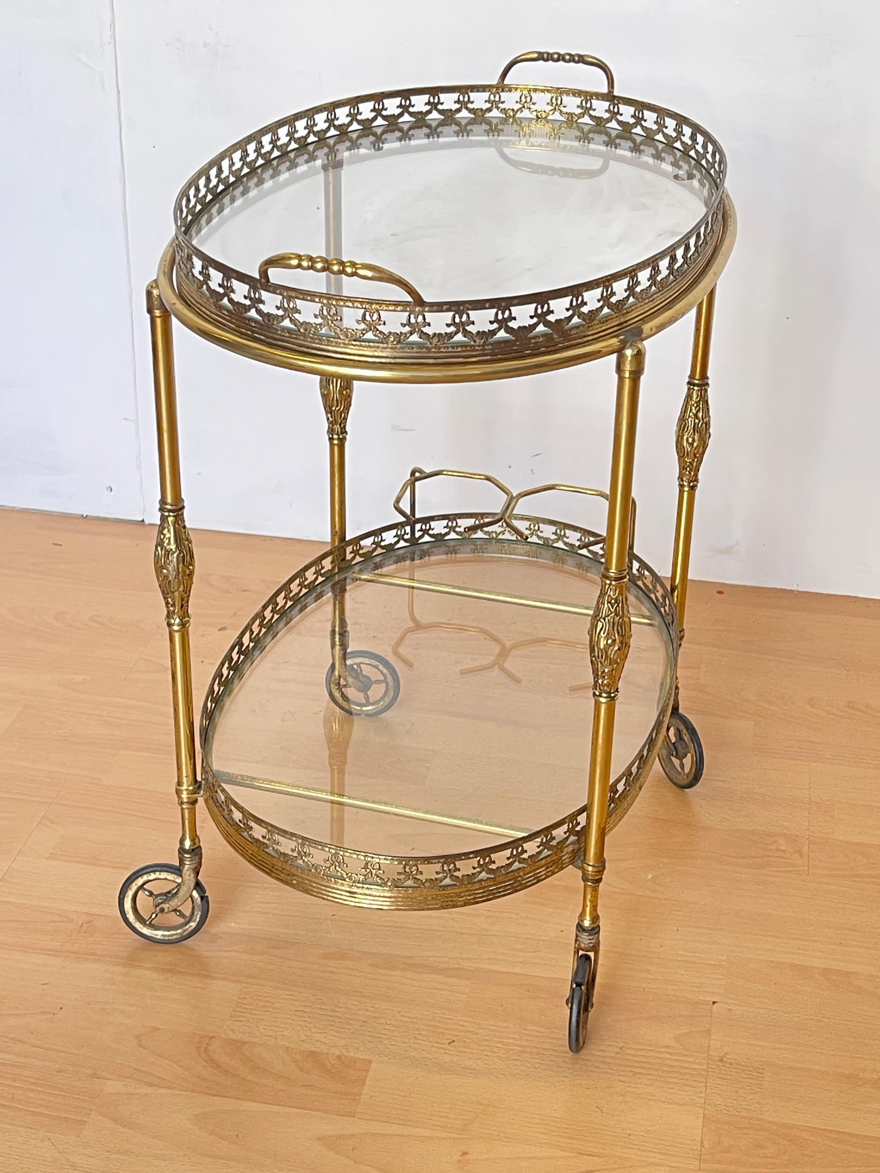 Laiton Chariot de service vintage en laiton et verre - Style baroque français en vente