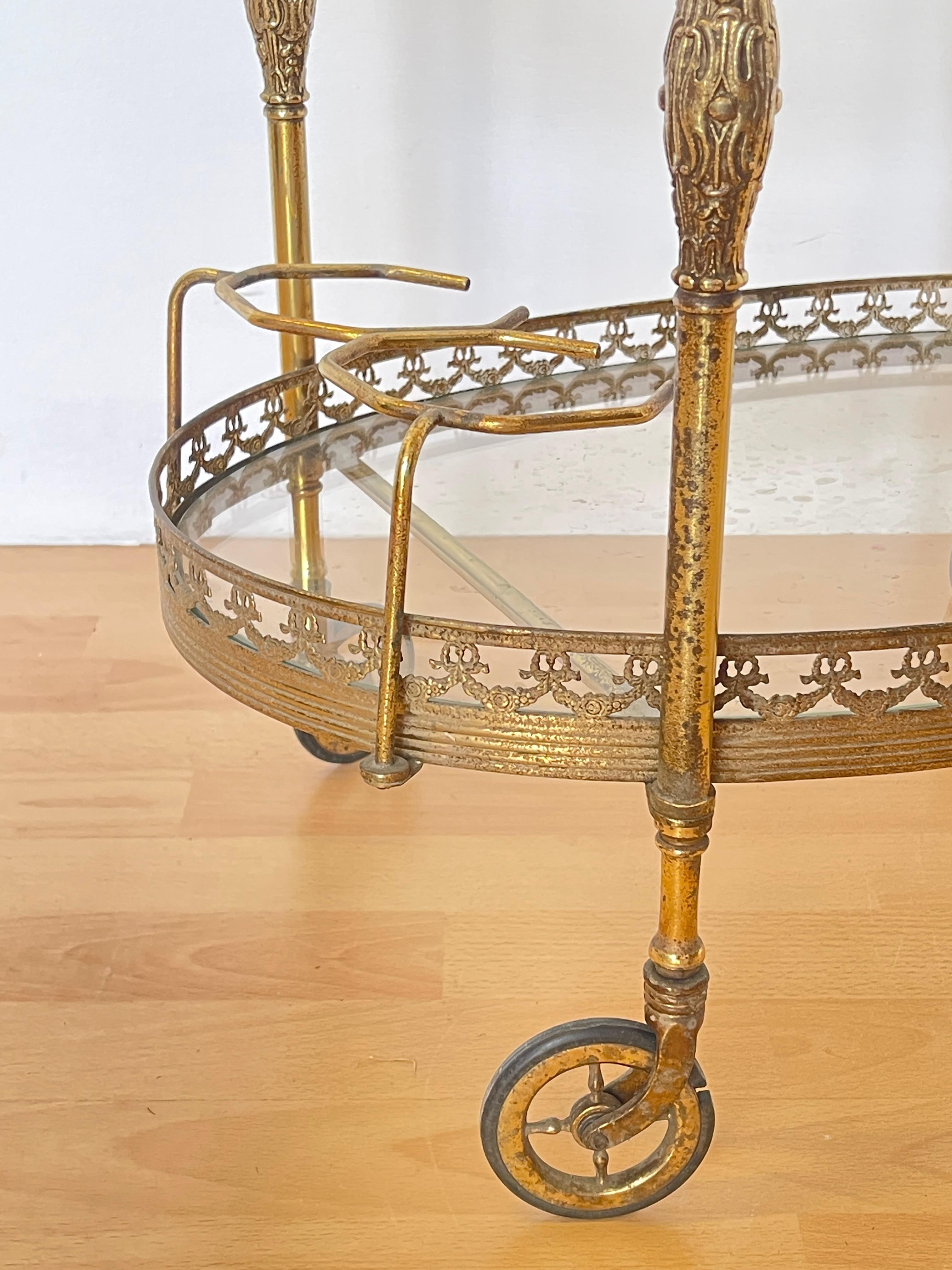 Chariot de service vintage en laiton et verre - Style baroque français en vente 1