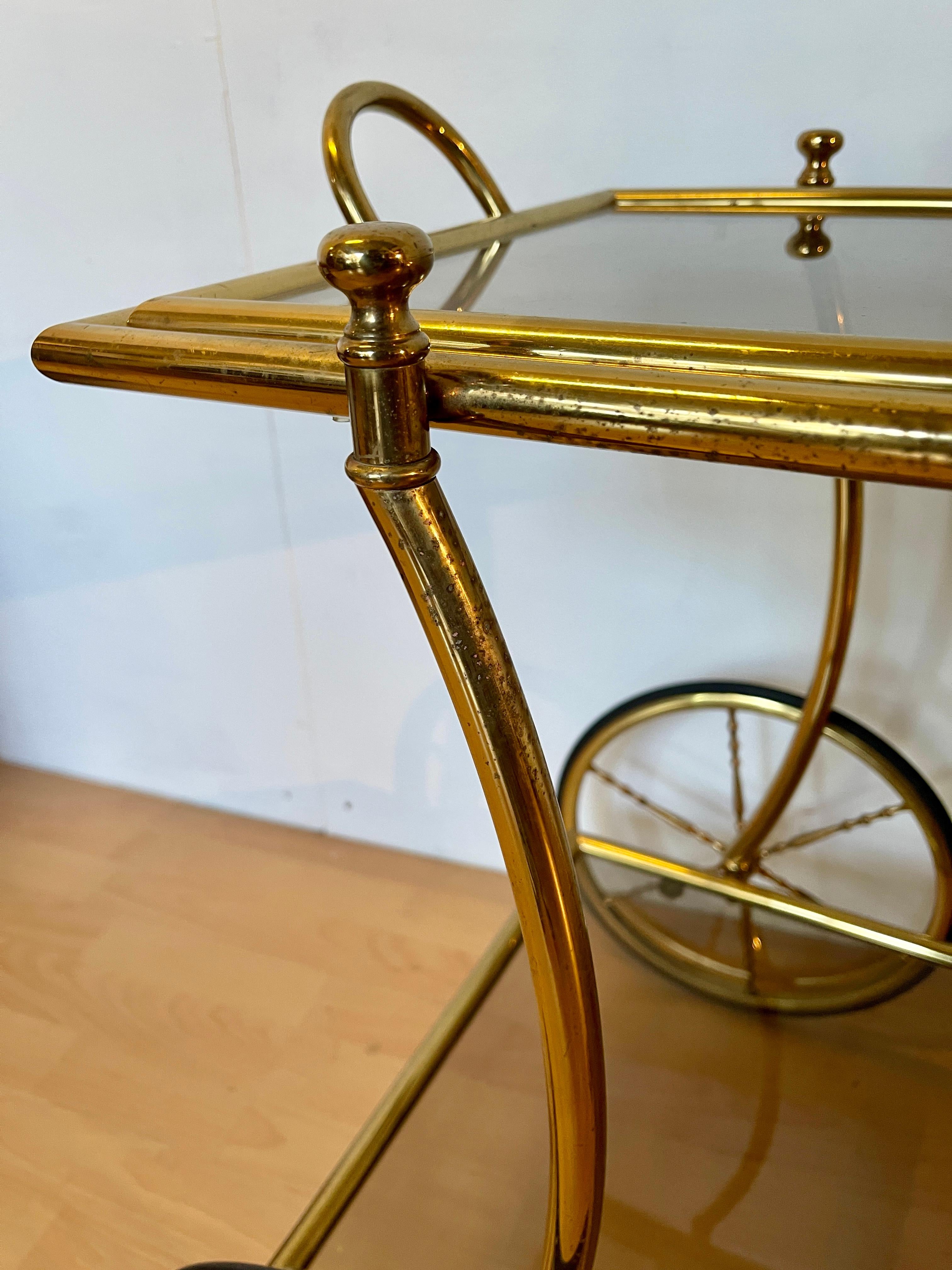 Carrello da servizio vintage in ottone e vetro stile hollywood Regency anni '60 in vendita 3
